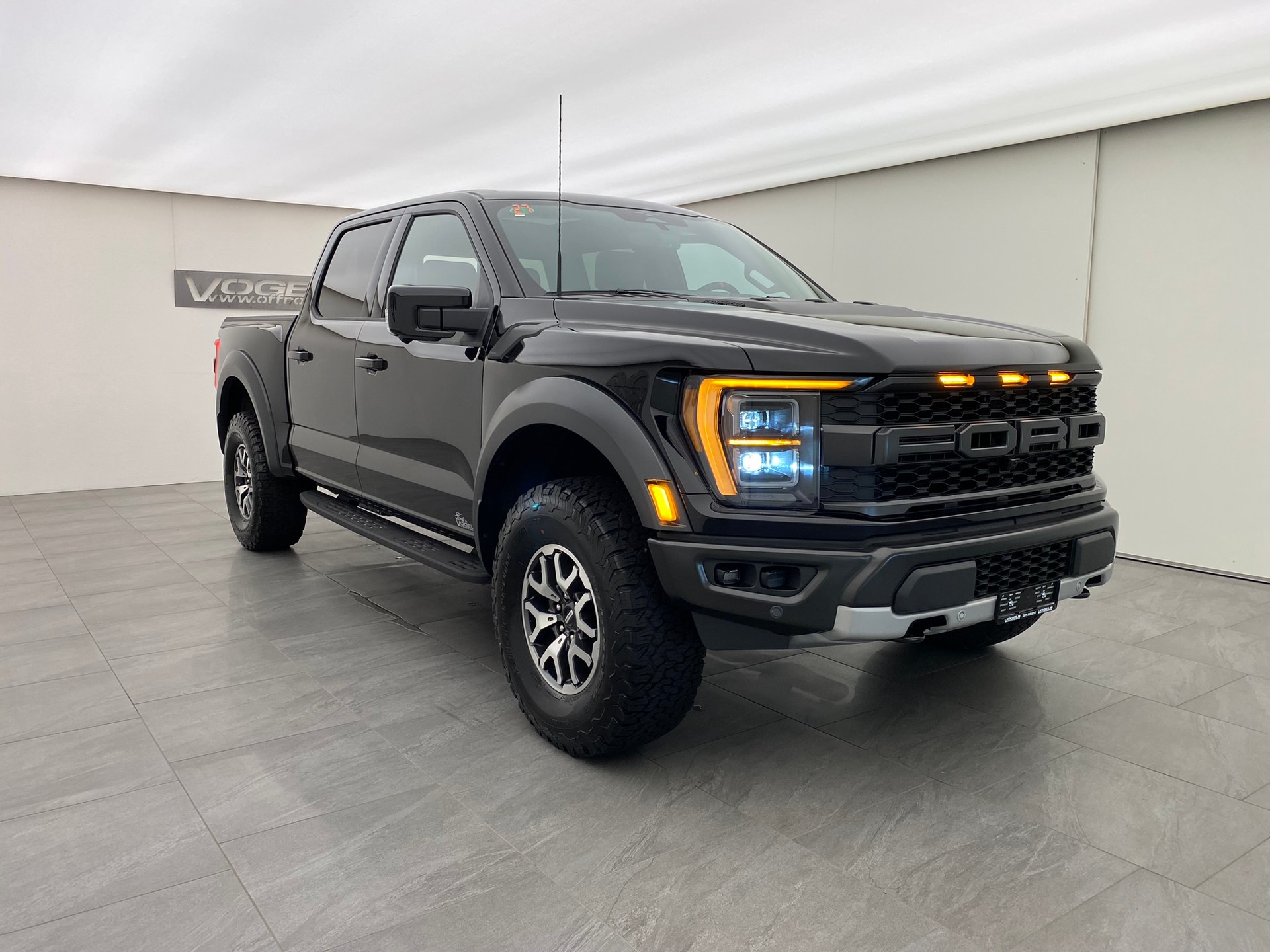 FORD F-150 Raptor Crew Cab-showroom-element-2