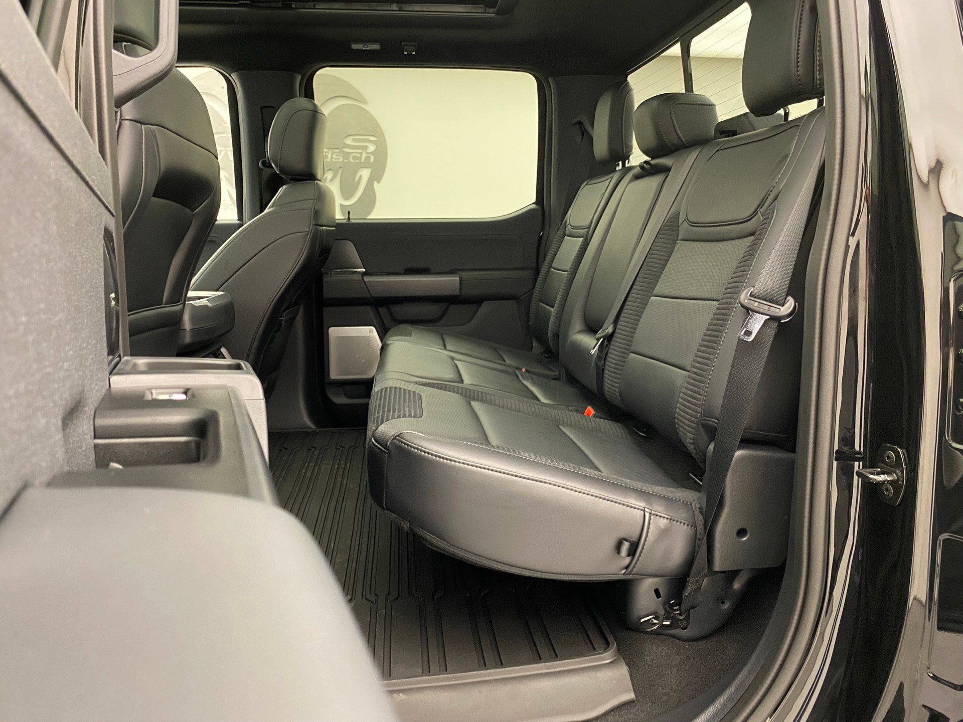 FORD F-150 Raptor Crew Cab-image-8