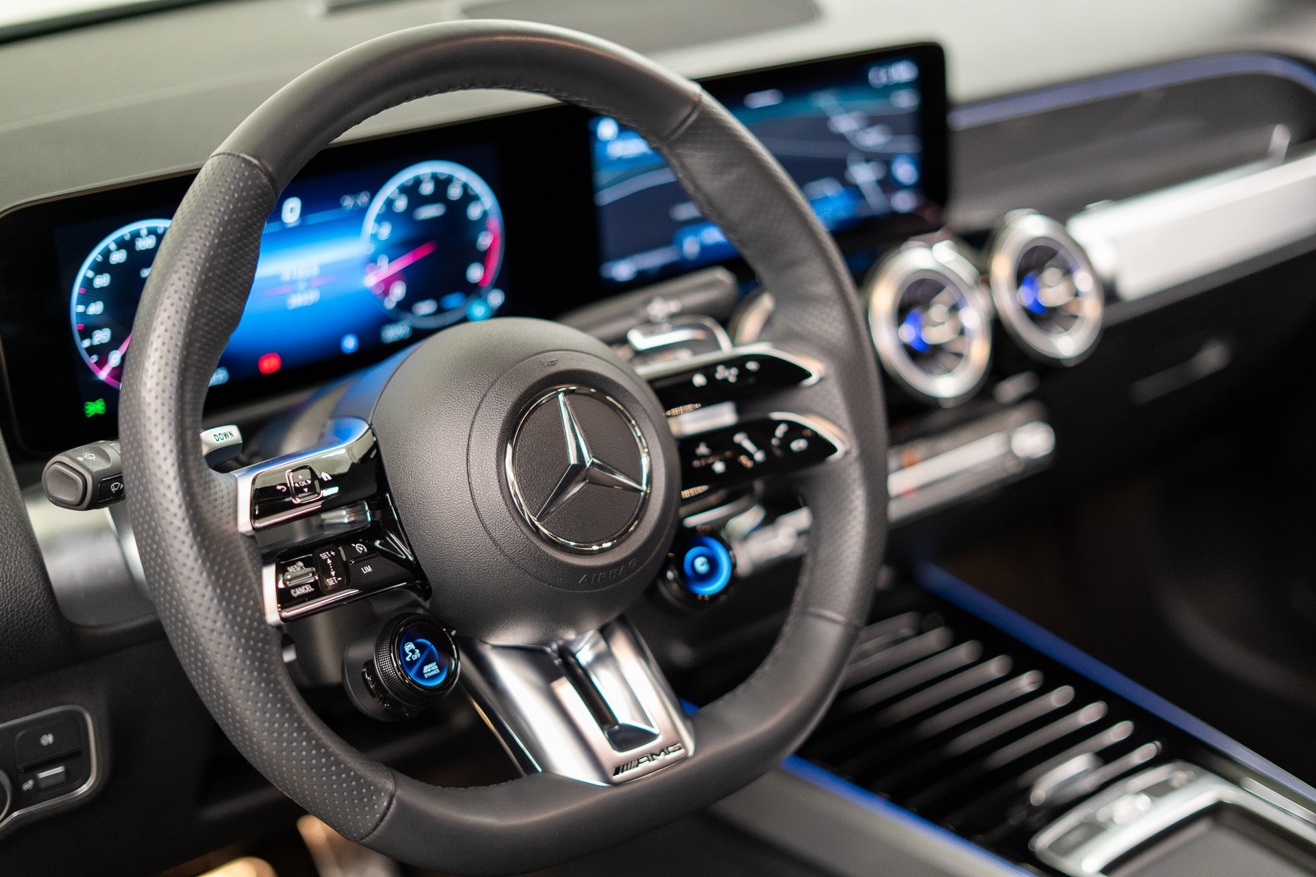 MERCEDES-BENZ GLB 35 AMG 4matic / Facelift / Ambiente-Beleuchtung / Rückfahrkamera-image-9