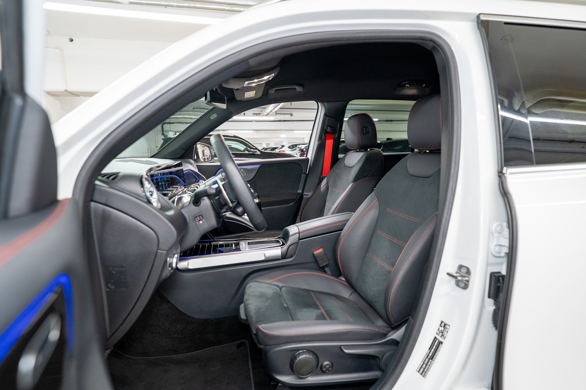 MERCEDES-BENZ GLB 35 AMG 4matic / Facelift / Ambiente-Beleuchtung / Rückfahrkamera-image-7