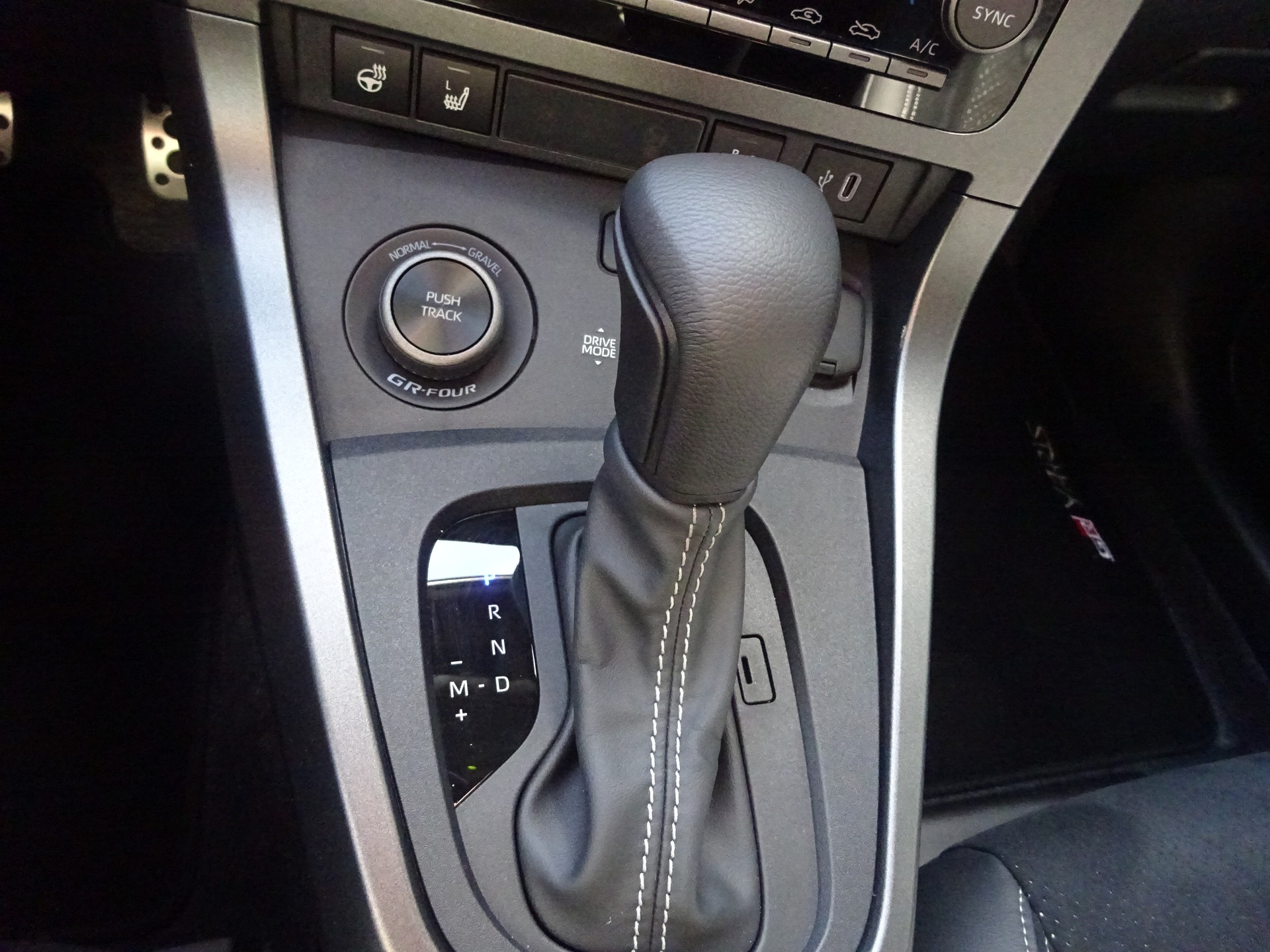 TOYOTA Yaris 1.6 GR Sport A-image-16