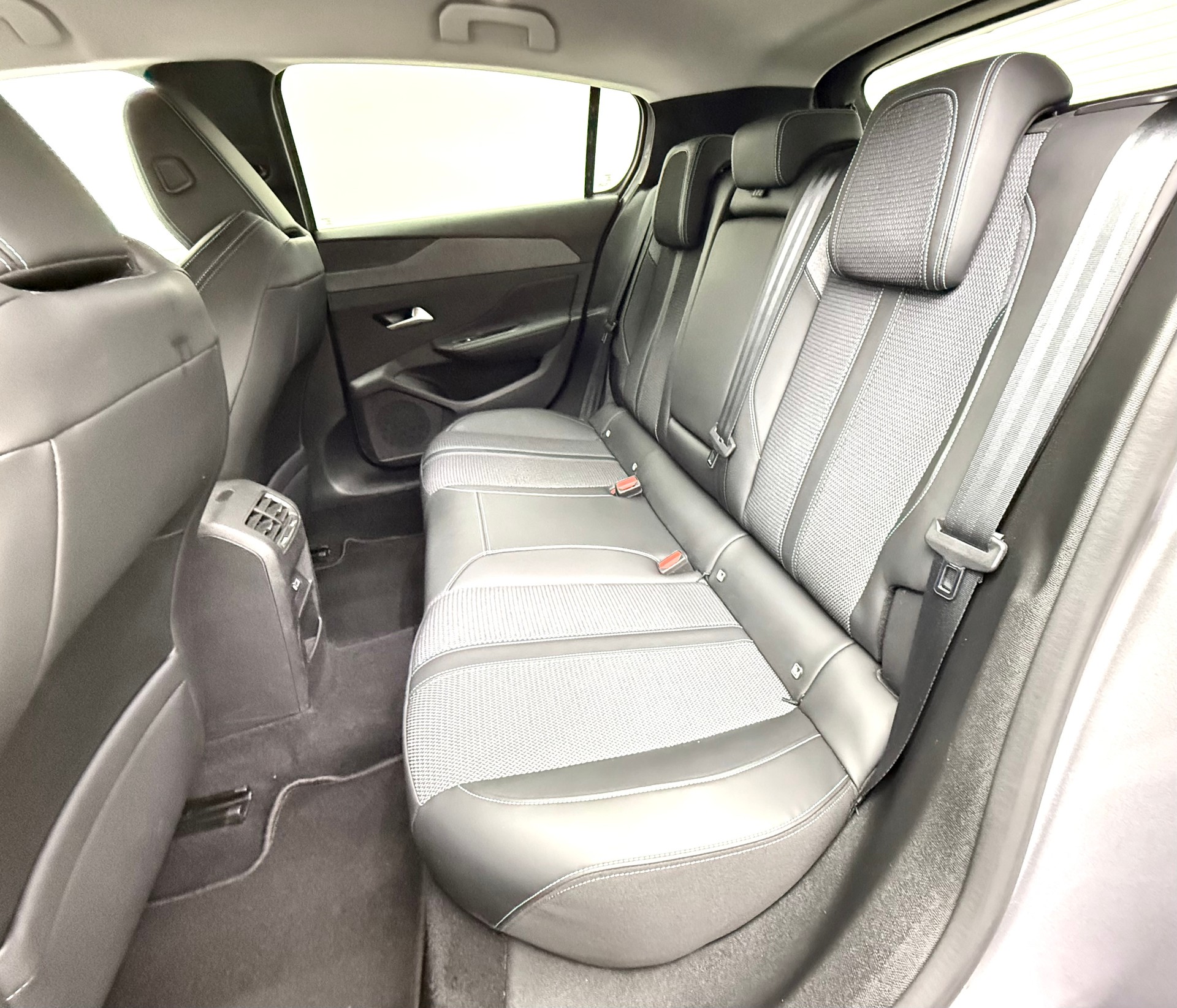 PEUGEOT 308 1.2 Pure Tech Allure EAT8-image-14