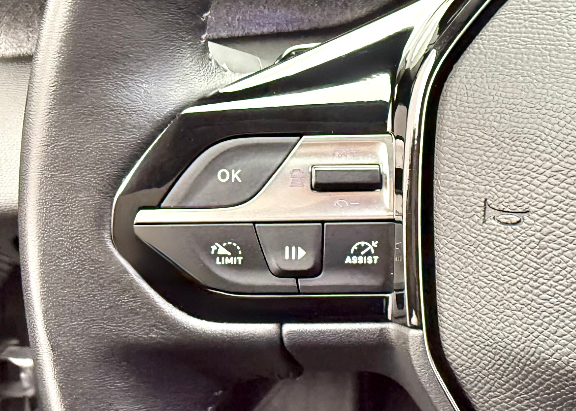 PEUGEOT 308 1.2 Pure Tech Allure EAT8-image-9