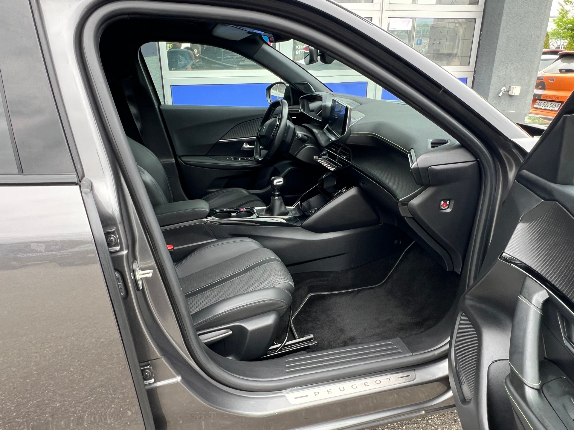 PEUGEOT 2008 1.2 PureTech 130 GT Line-image-11
