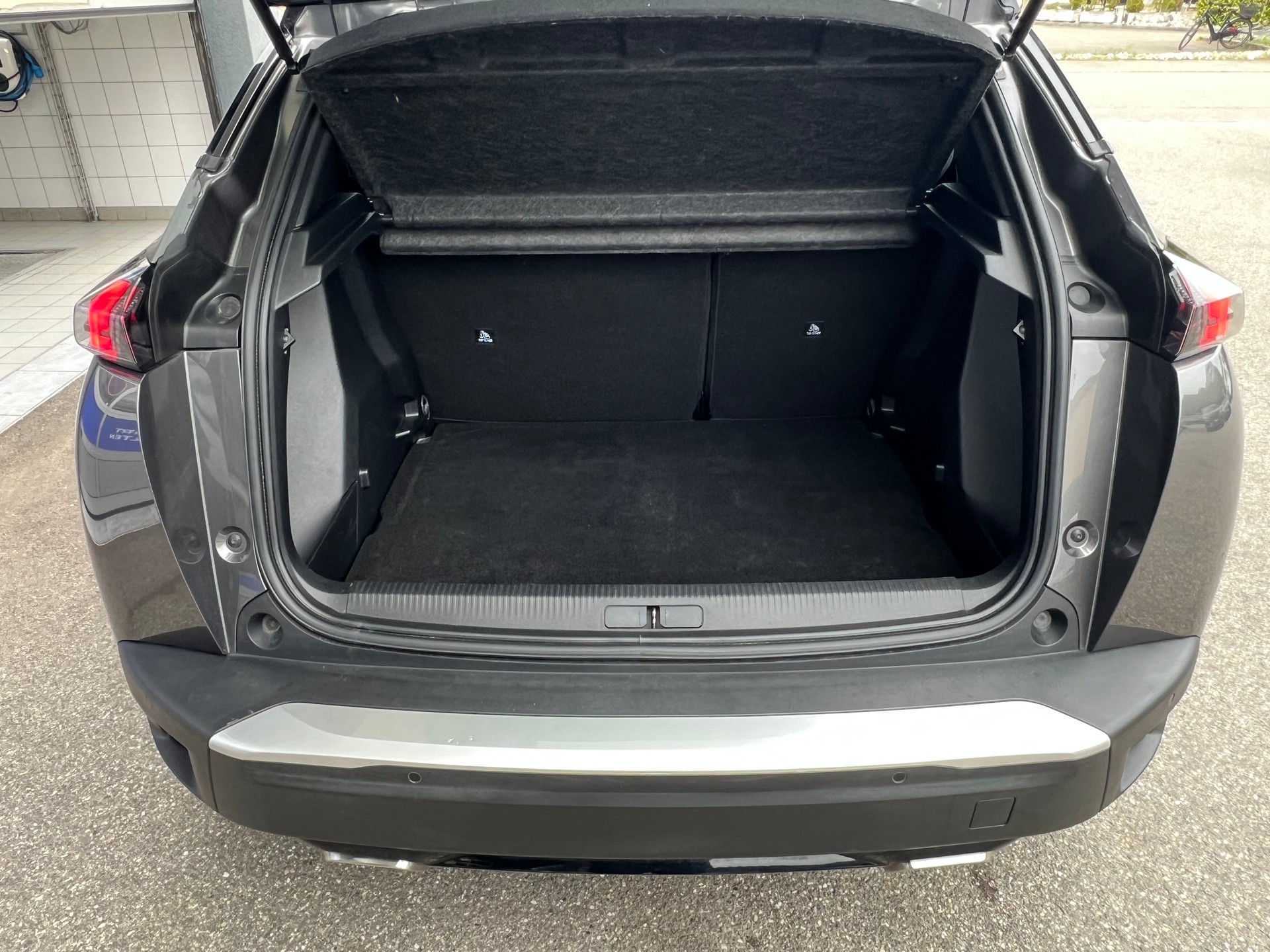 PEUGEOT 2008 1.2 PureTech 130 GT Line-image-13
