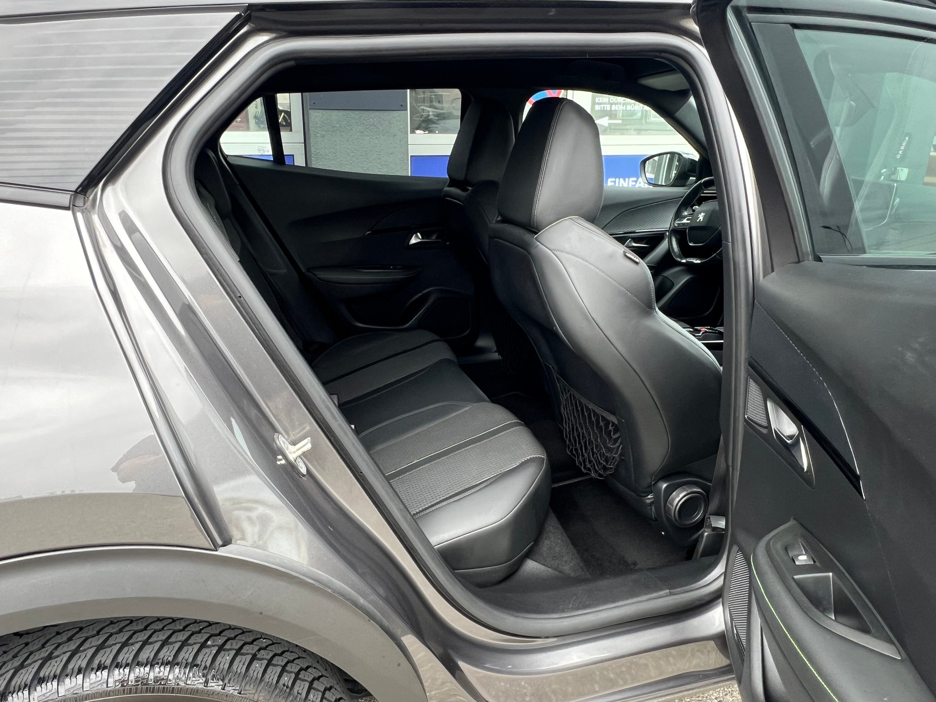 PEUGEOT 2008 1.2 PureTech 130 GT Line-image-12