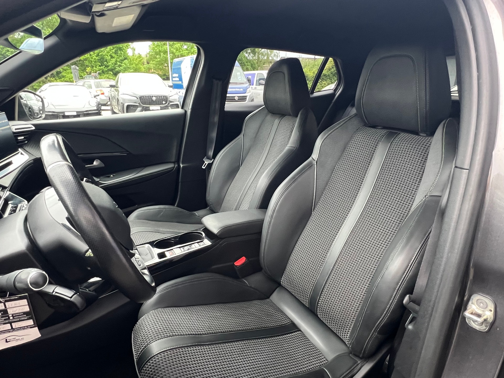 PEUGEOT 2008 1.2 PureTech 130 GT Line-image-9