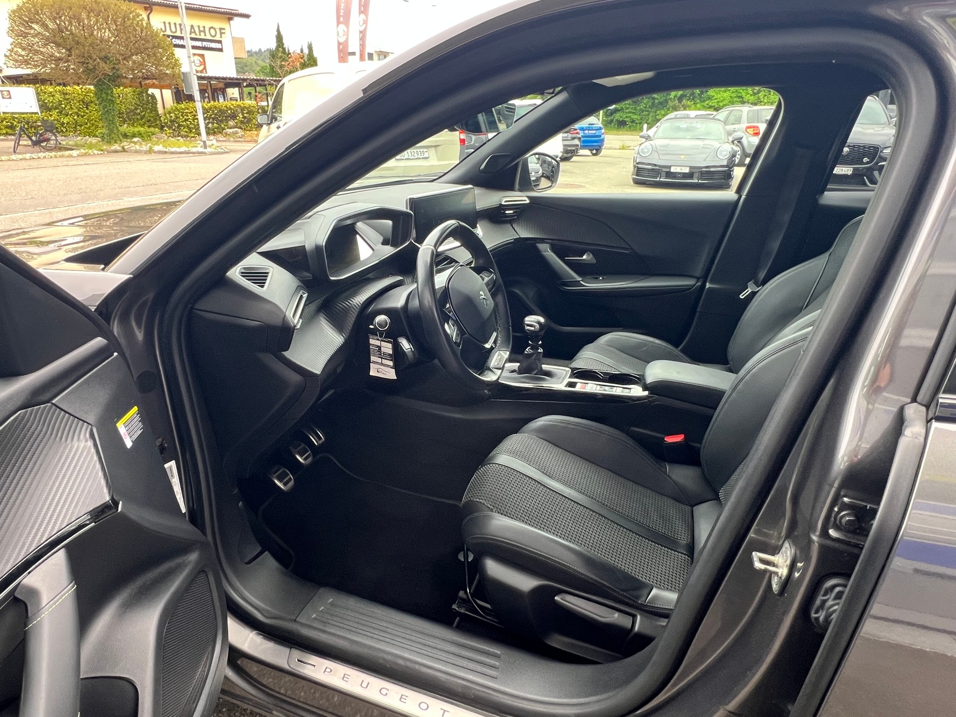 PEUGEOT 2008 1.2 PureTech 130 GT Line-image-8