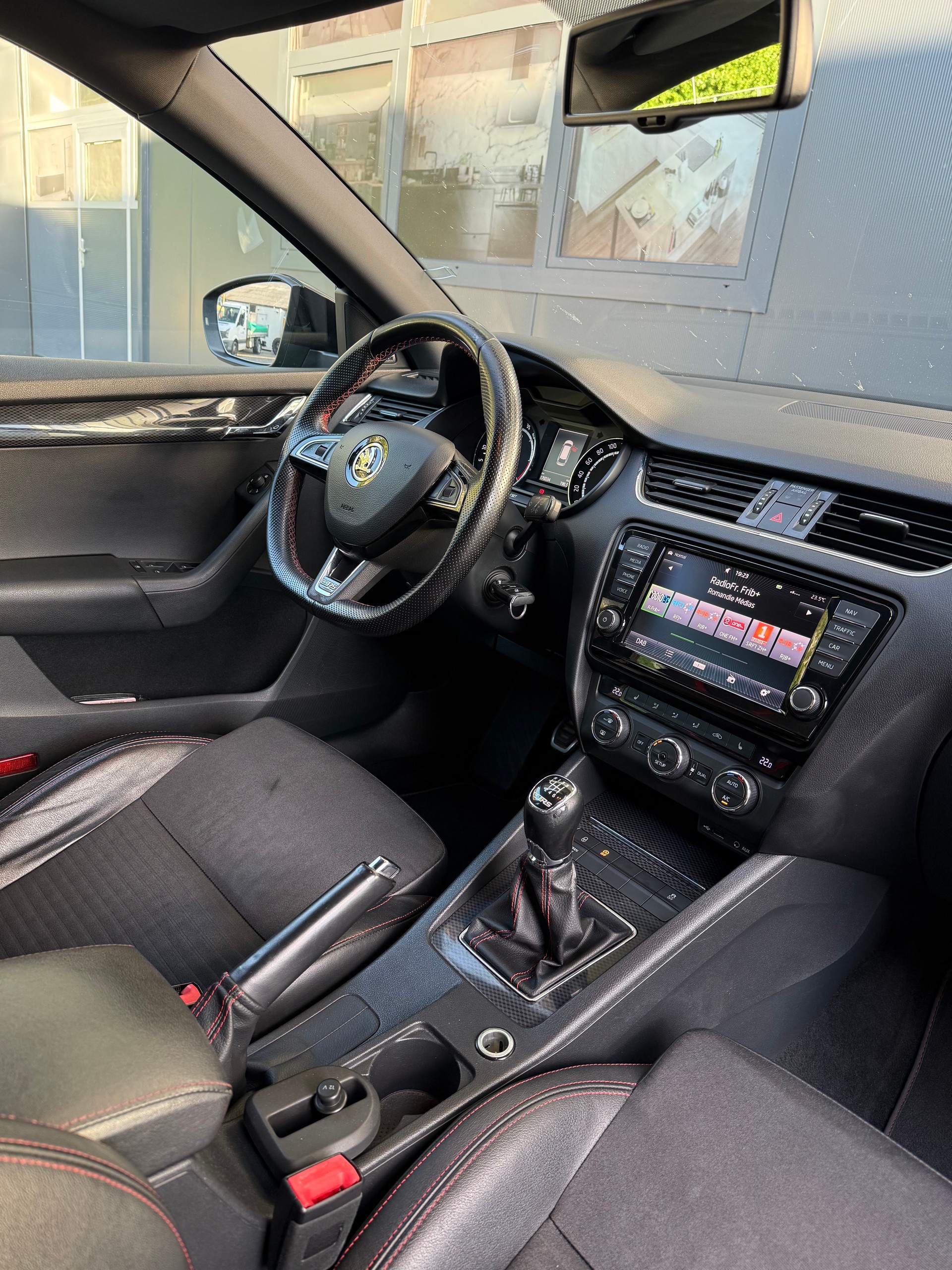 SKODA Octavia Combi 2.0 TDI RS-image-11