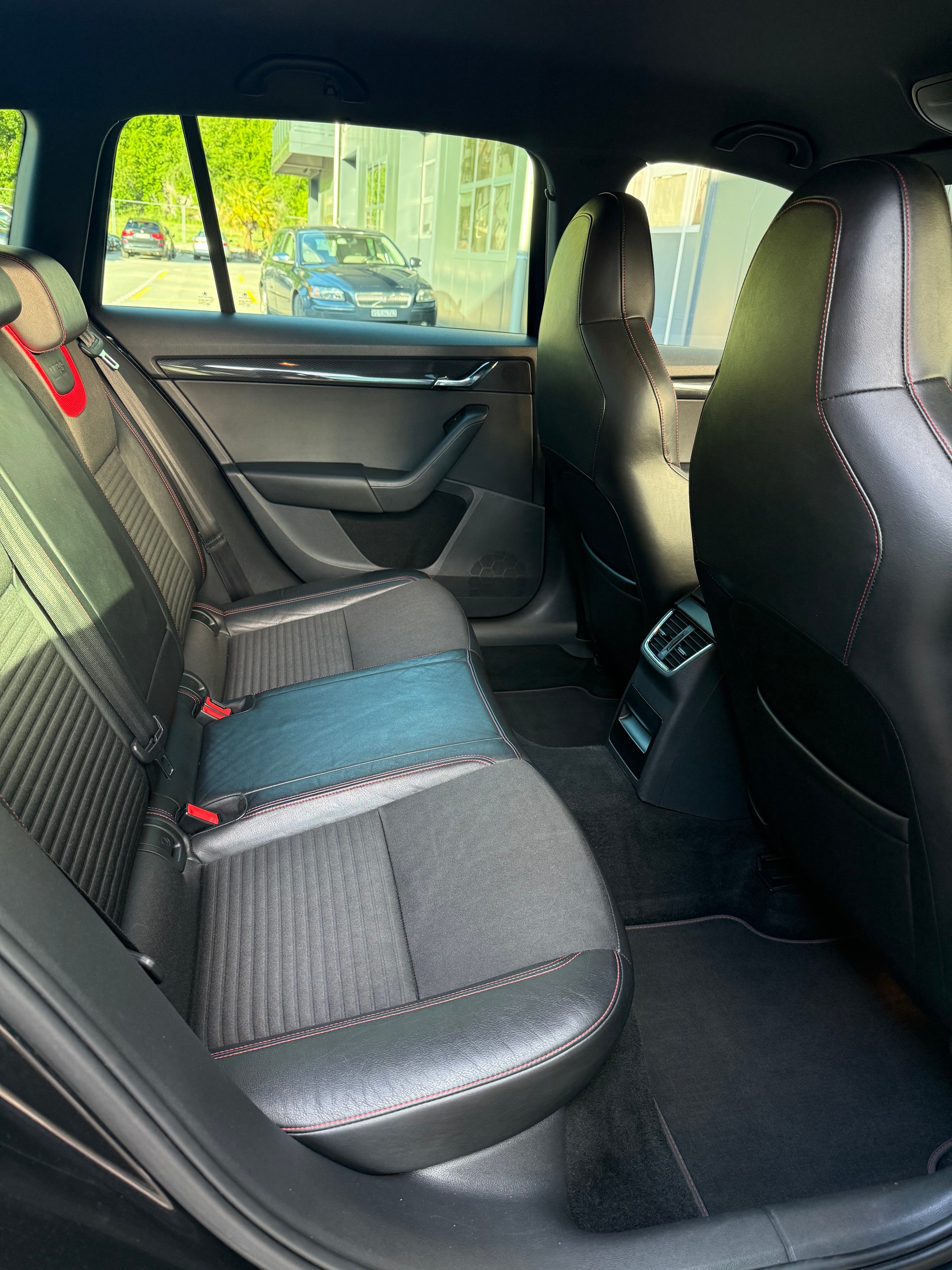 SKODA Octavia Combi 2.0 TDI RS-image-8