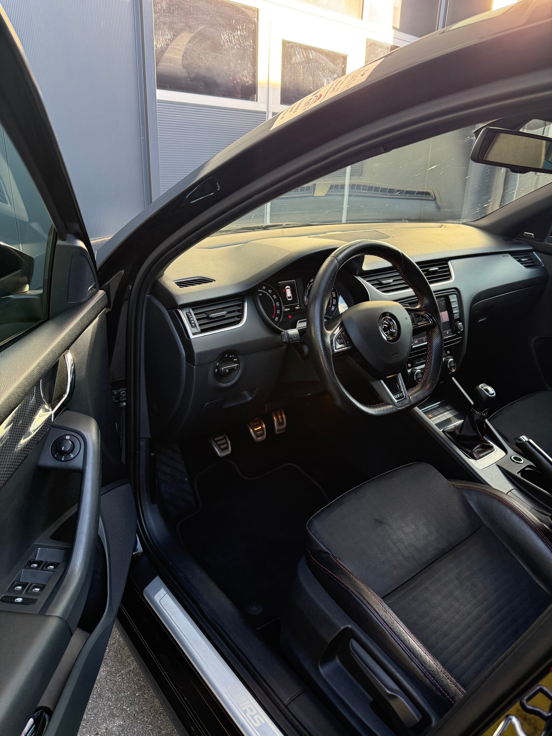 SKODA Octavia Combi 2.0 TDI RS-image-12