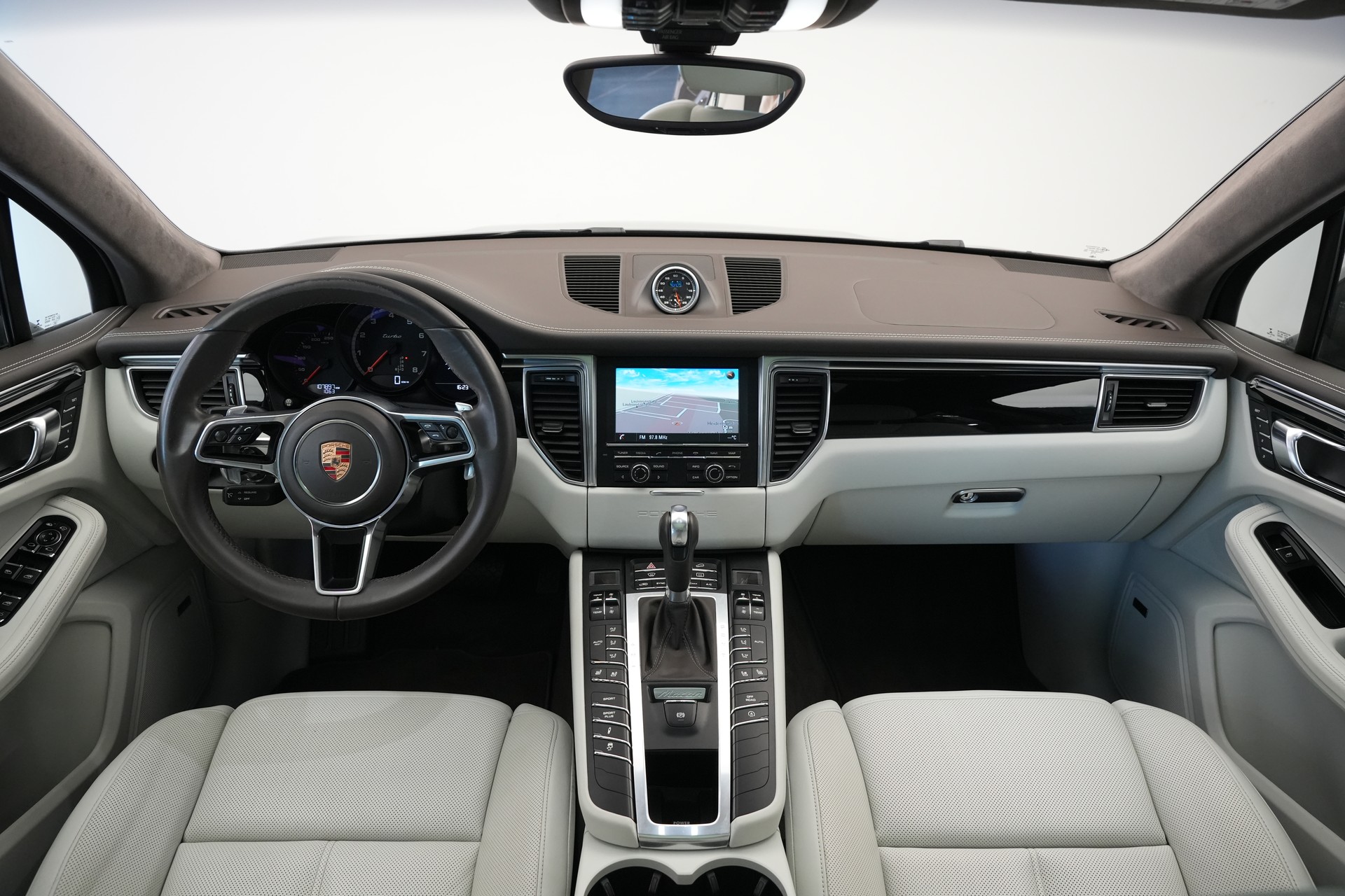 PORSCHE Macan Turbo PDK *CH-Fahrzeug* *Chrono*-image-11