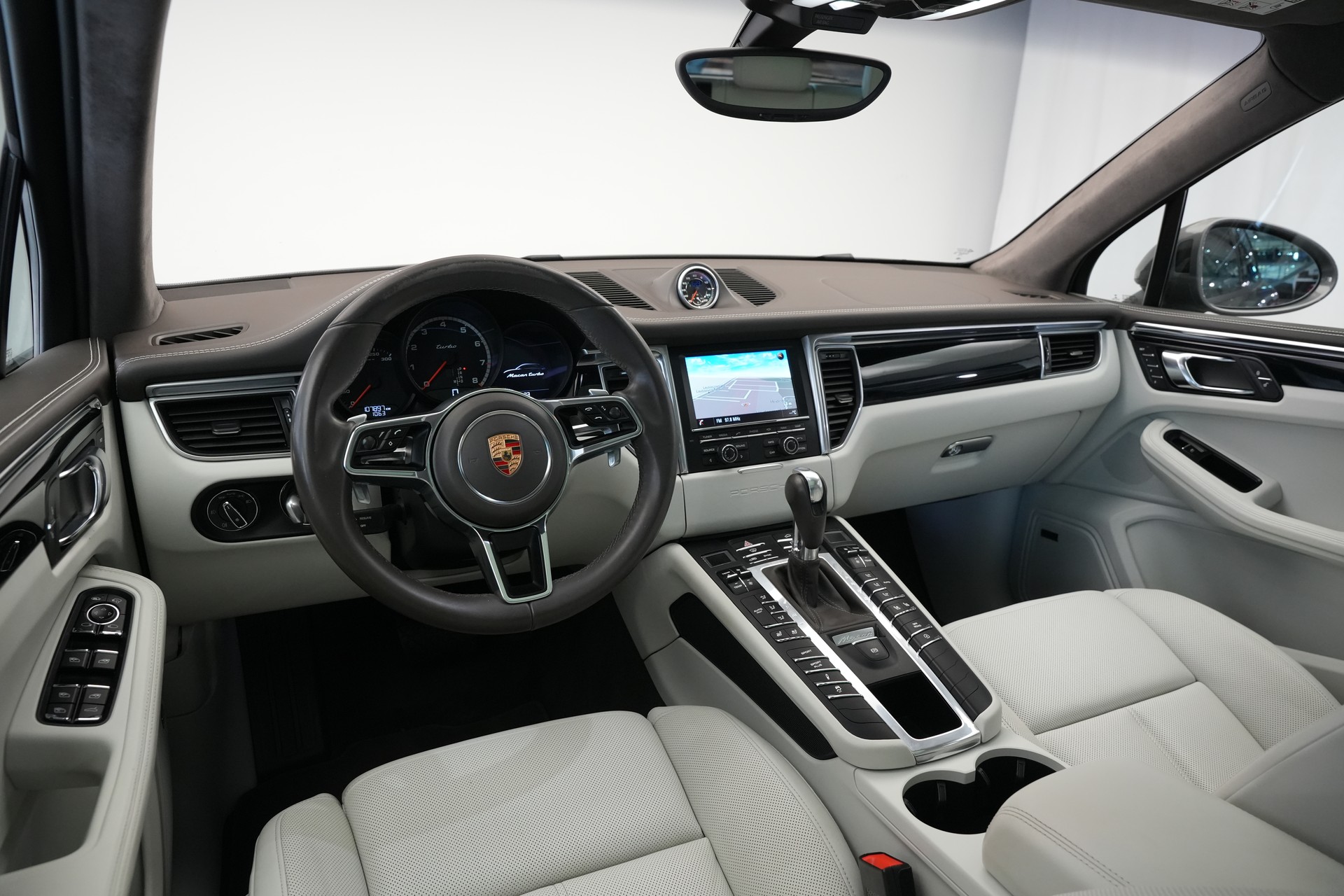 PORSCHE Macan Turbo PDK *CH-Fahrzeug* *Chrono*-image-12
