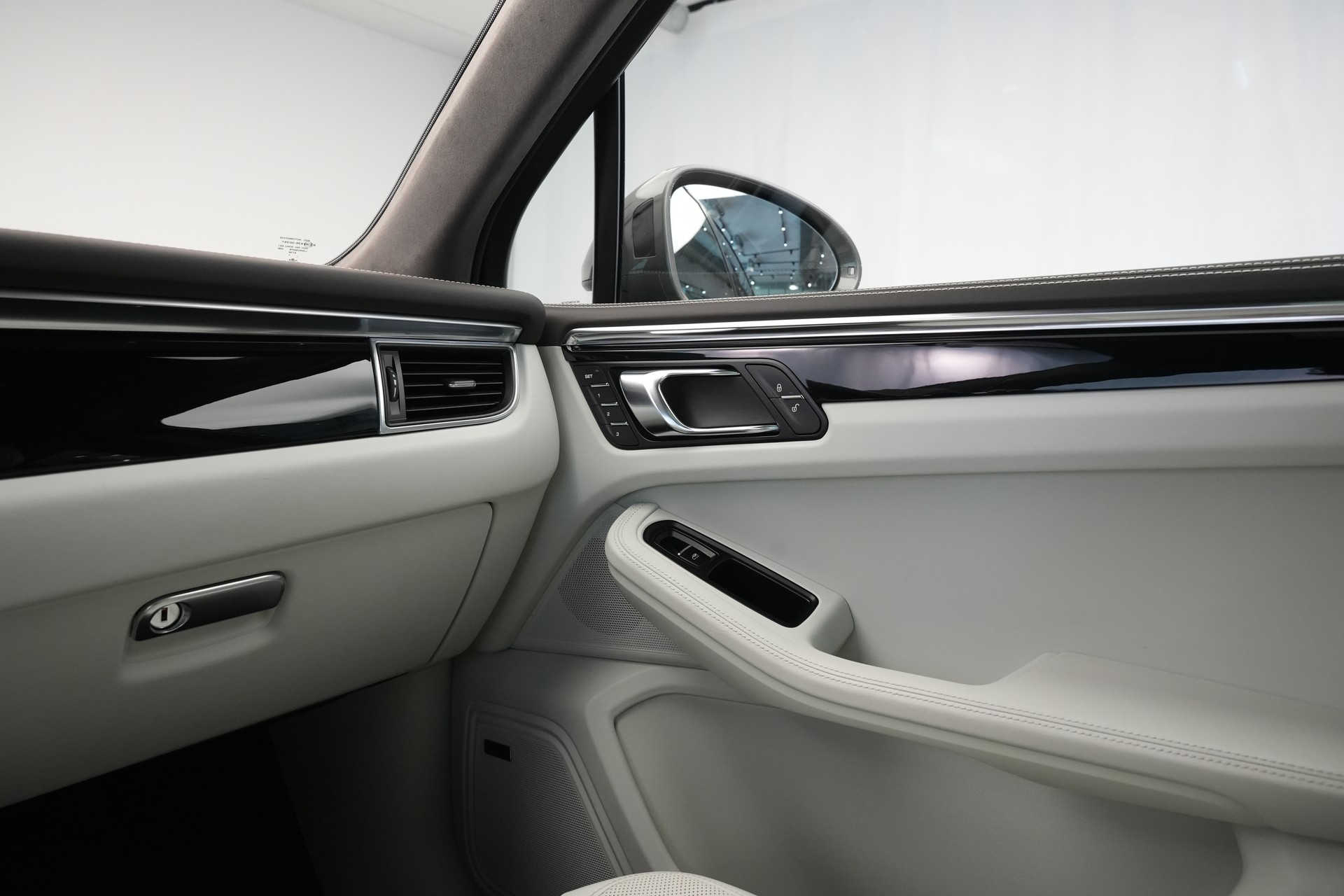 PORSCHE Macan Turbo PDK *CH-Fahrzeug* *Chrono*-image-29