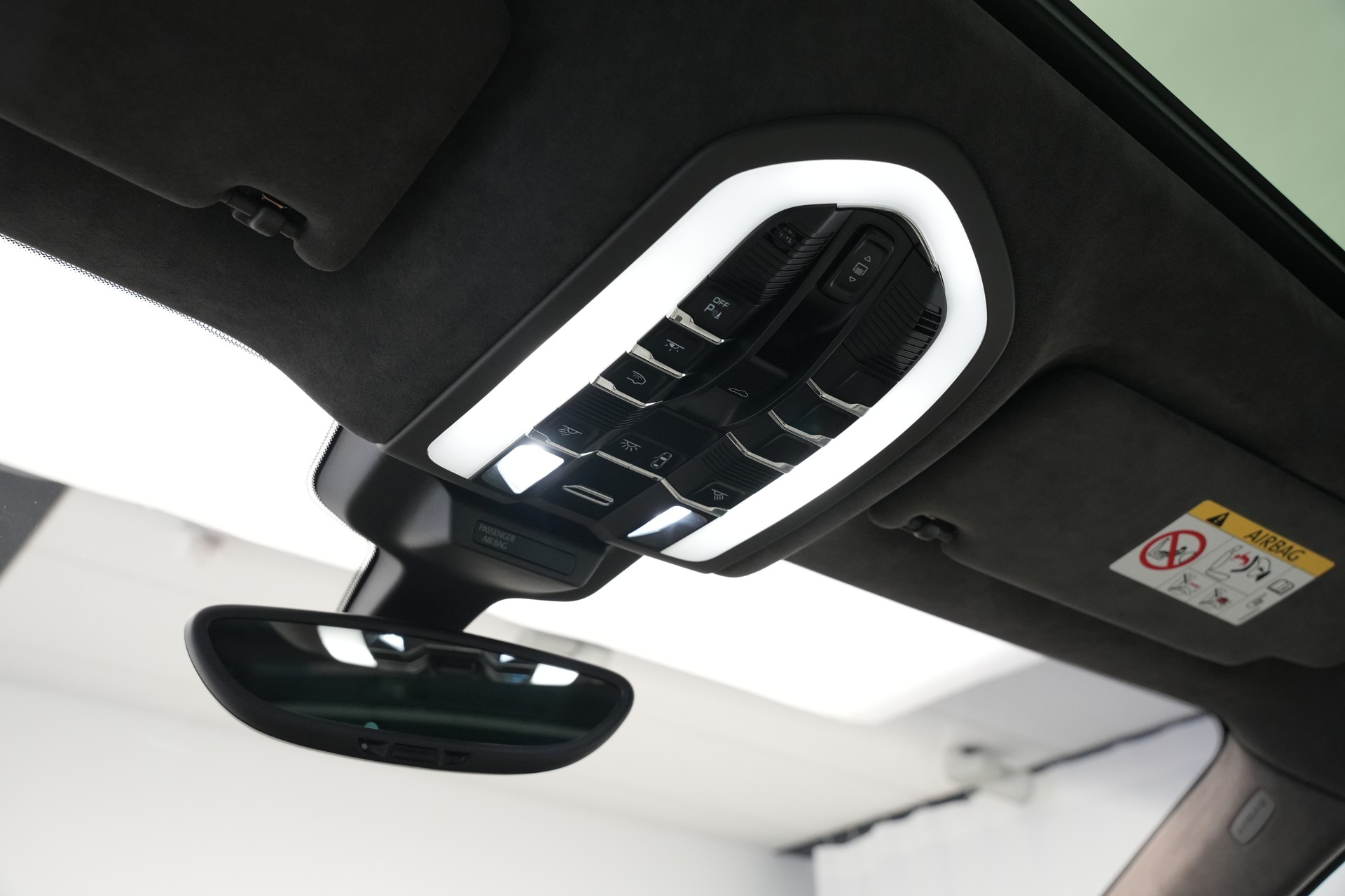 PORSCHE Macan Turbo PDK *CH-Fahrzeug* *Chrono*-image-24