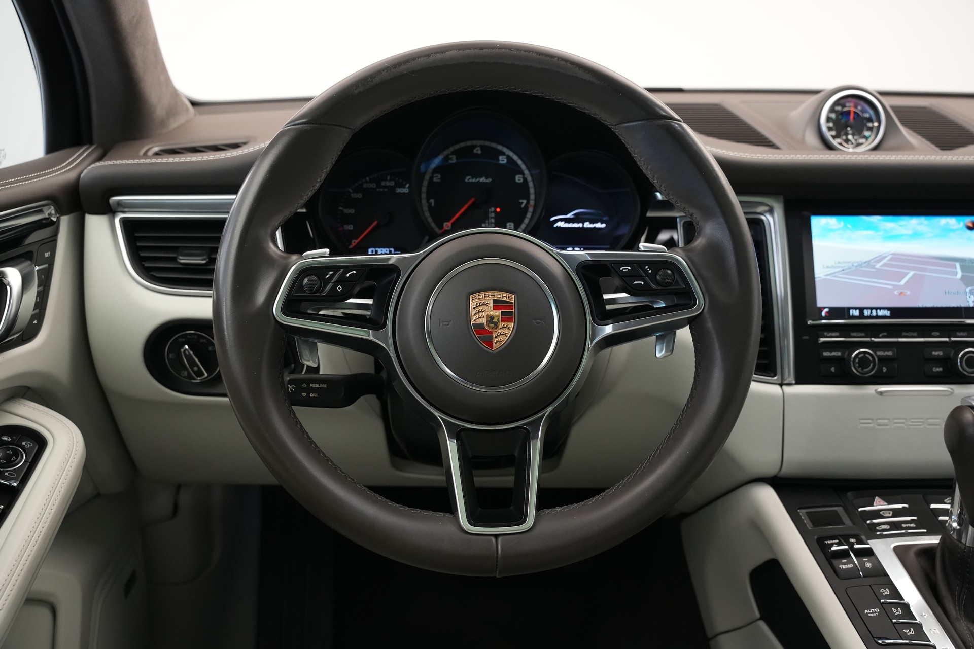 PORSCHE Macan Turbo PDK *CH-Fahrzeug* *Chrono*-image-22