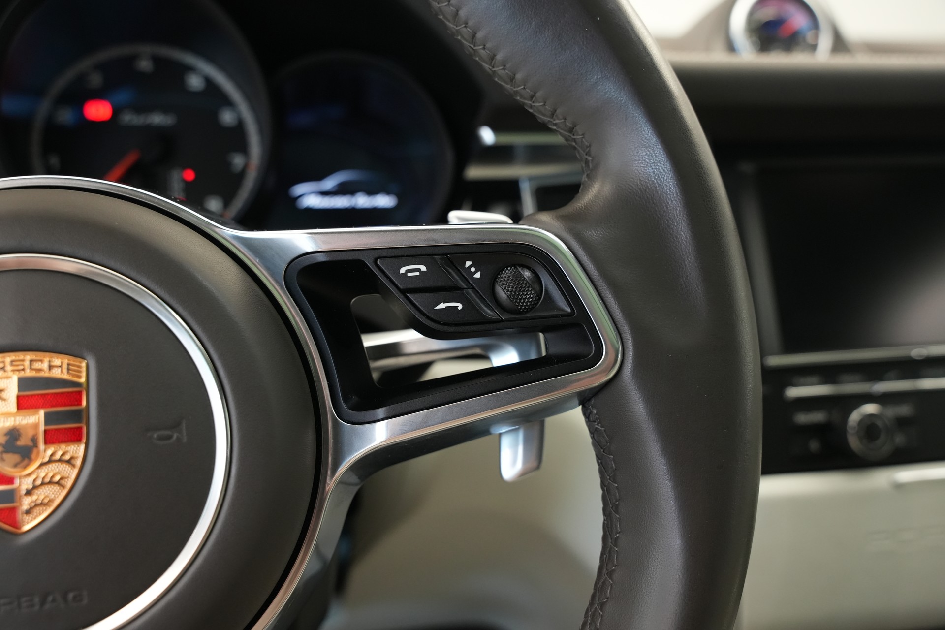 PORSCHE Macan Turbo PDK *CH-Fahrzeug* *Chrono*-image-25