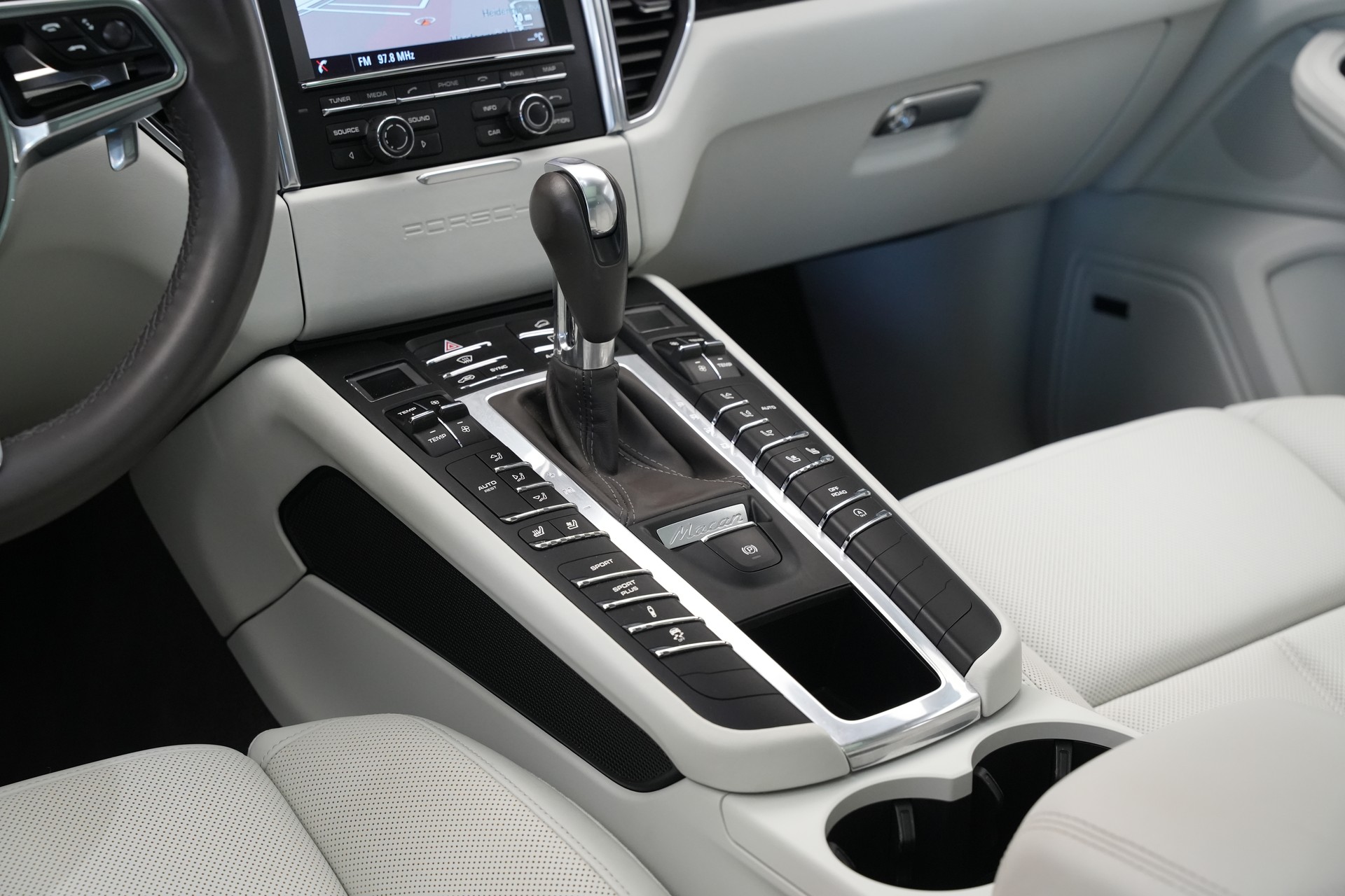 PORSCHE Macan Turbo PDK *CH-Fahrzeug* *Chrono*-image-23