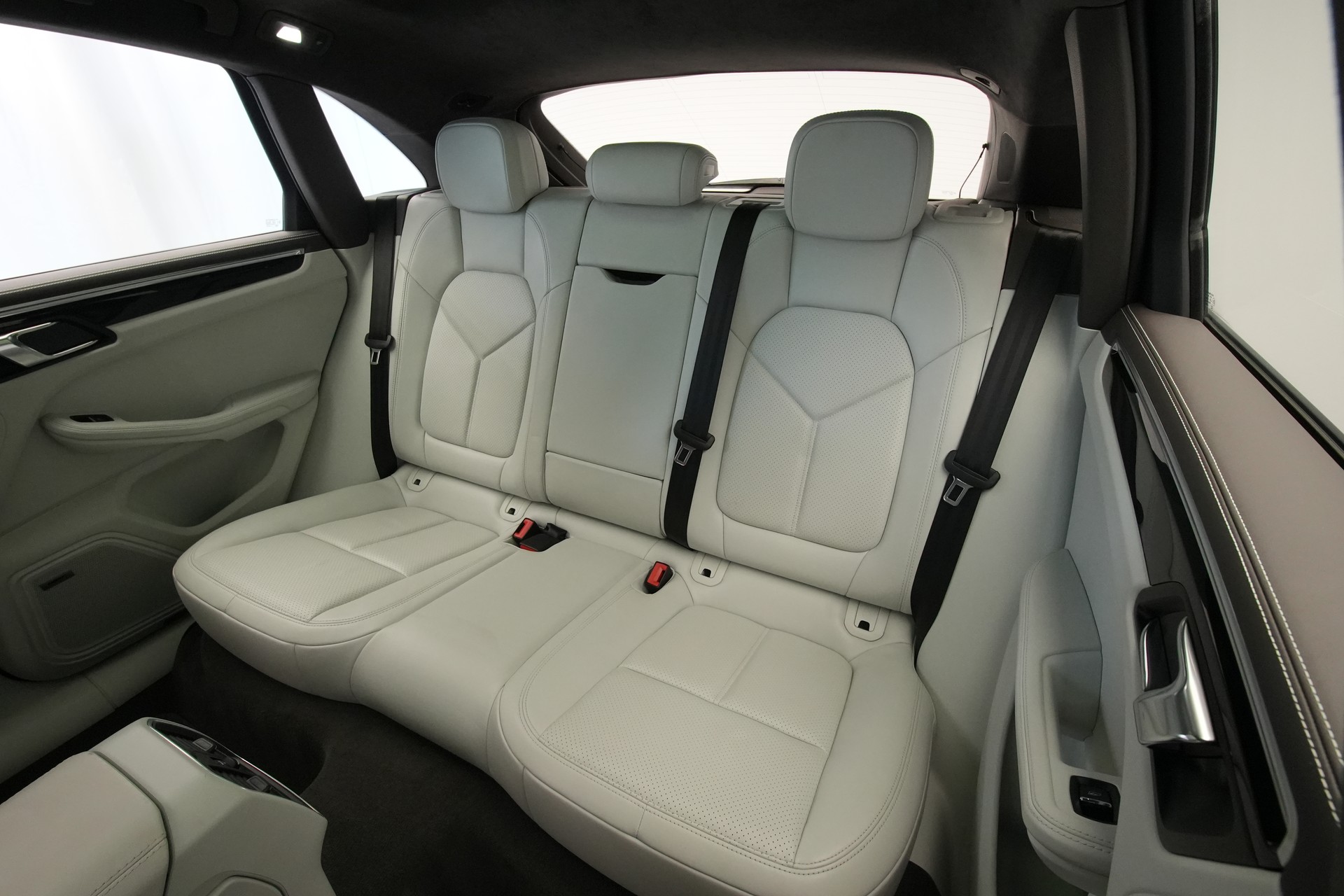 PORSCHE Macan Turbo PDK *CH-Fahrzeug* *Chrono*-image-18