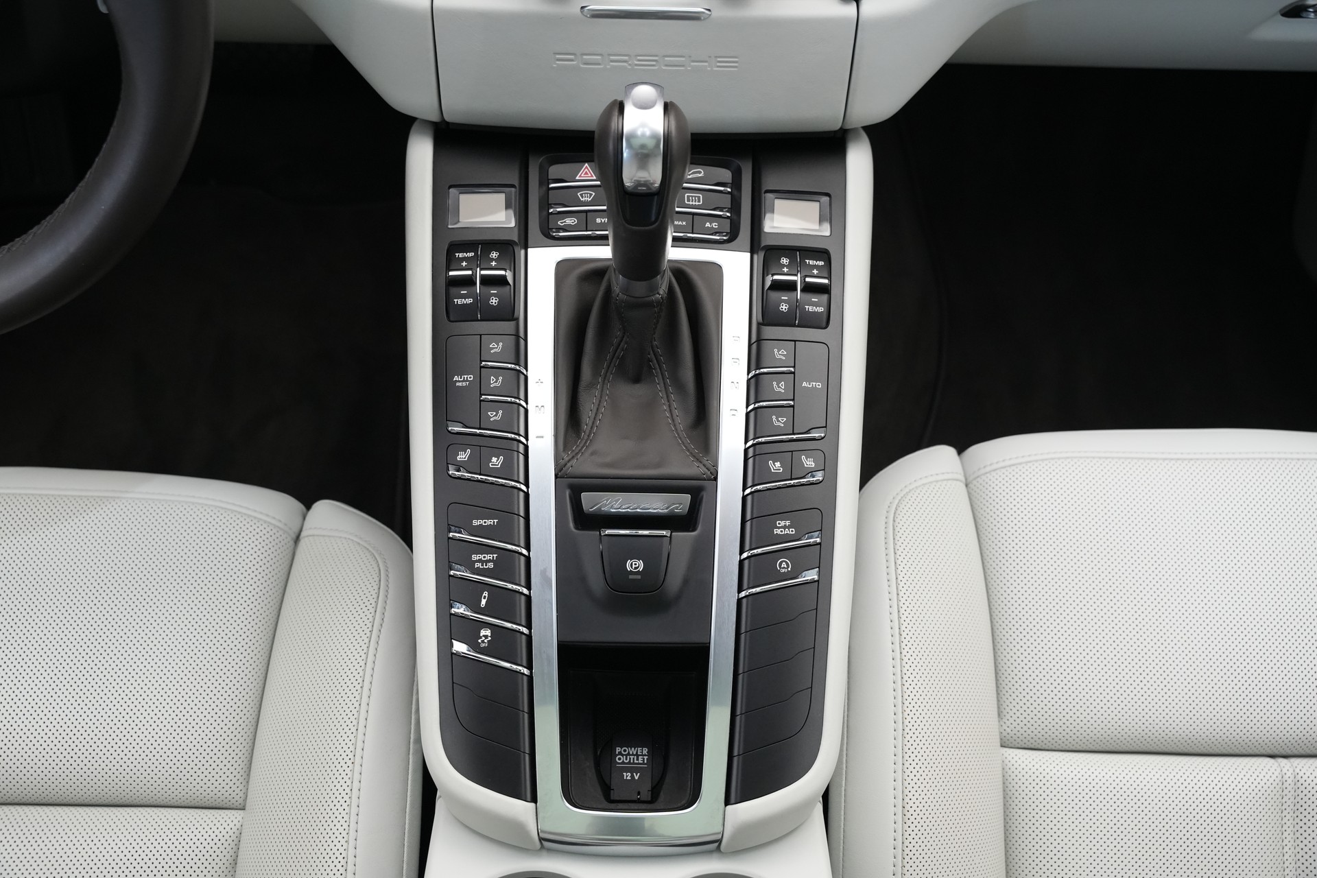 PORSCHE Macan Turbo PDK *CH-Fahrzeug* *Chrono*-image-31