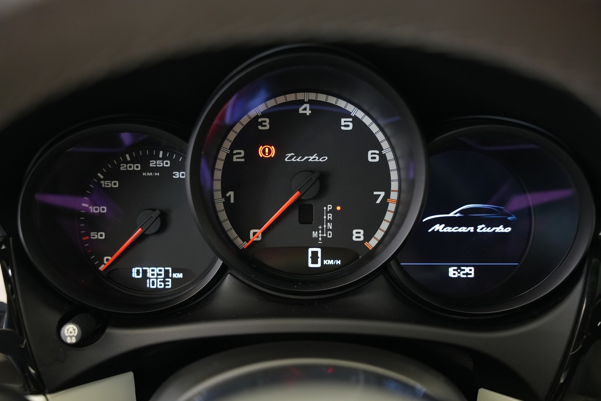 PORSCHE Macan Turbo PDK *CH-Fahrzeug* *Chrono*-image-35