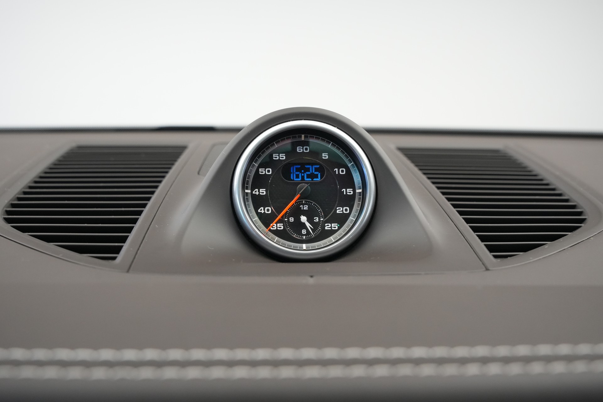 PORSCHE Macan Turbo PDK *CH-Fahrzeug* *Chrono*-image-28