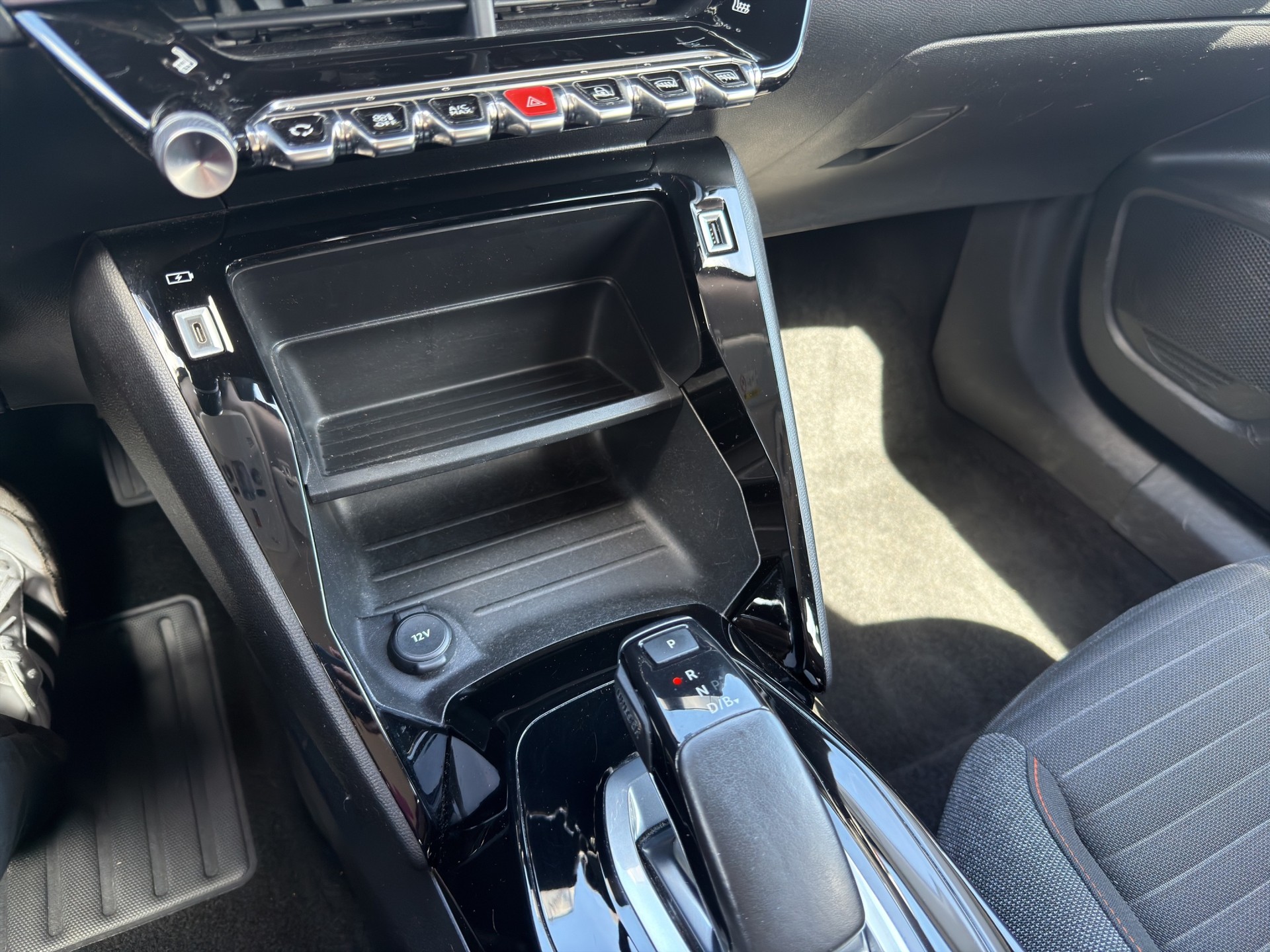 PEUGEOT 2008 e Active-image-10