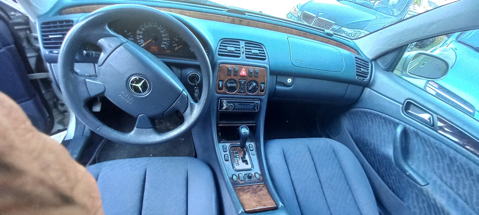 MERCEDES-BENZ CLK 320 Sport Automatic-image-9