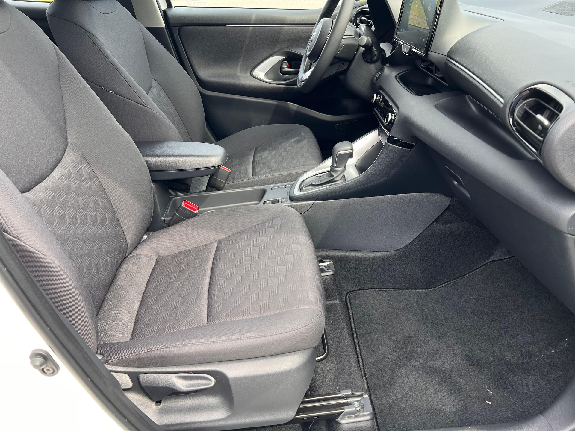 TOYOTA Yaris 1.5 VVT-i HSD Comfort-image-12