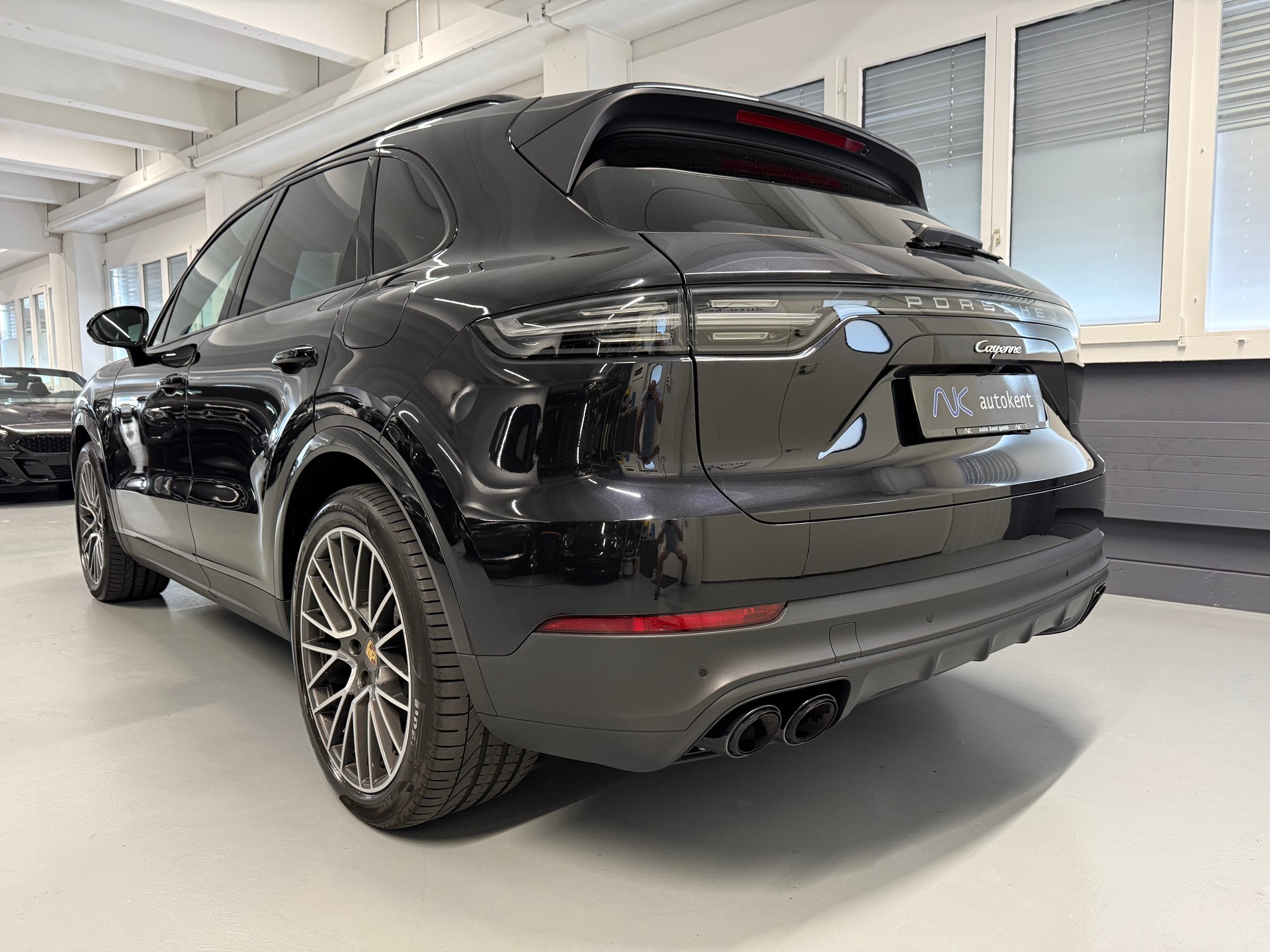 PORSCHE Cayenne E-Hybrid-showroom-element-3