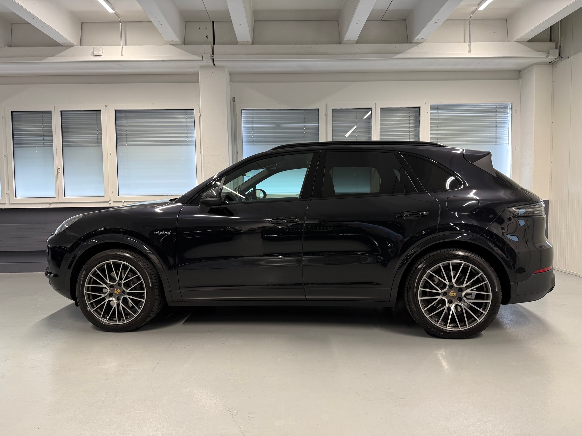 PORSCHE Cayenne E-Hybrid-showroom-element-2