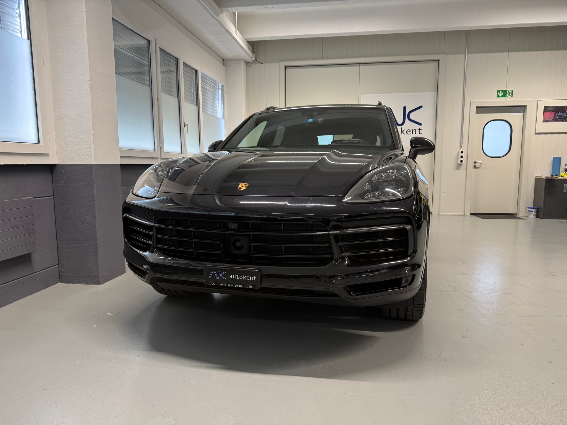 PORSCHE Cayenne E-Hybrid-showroom-element-1