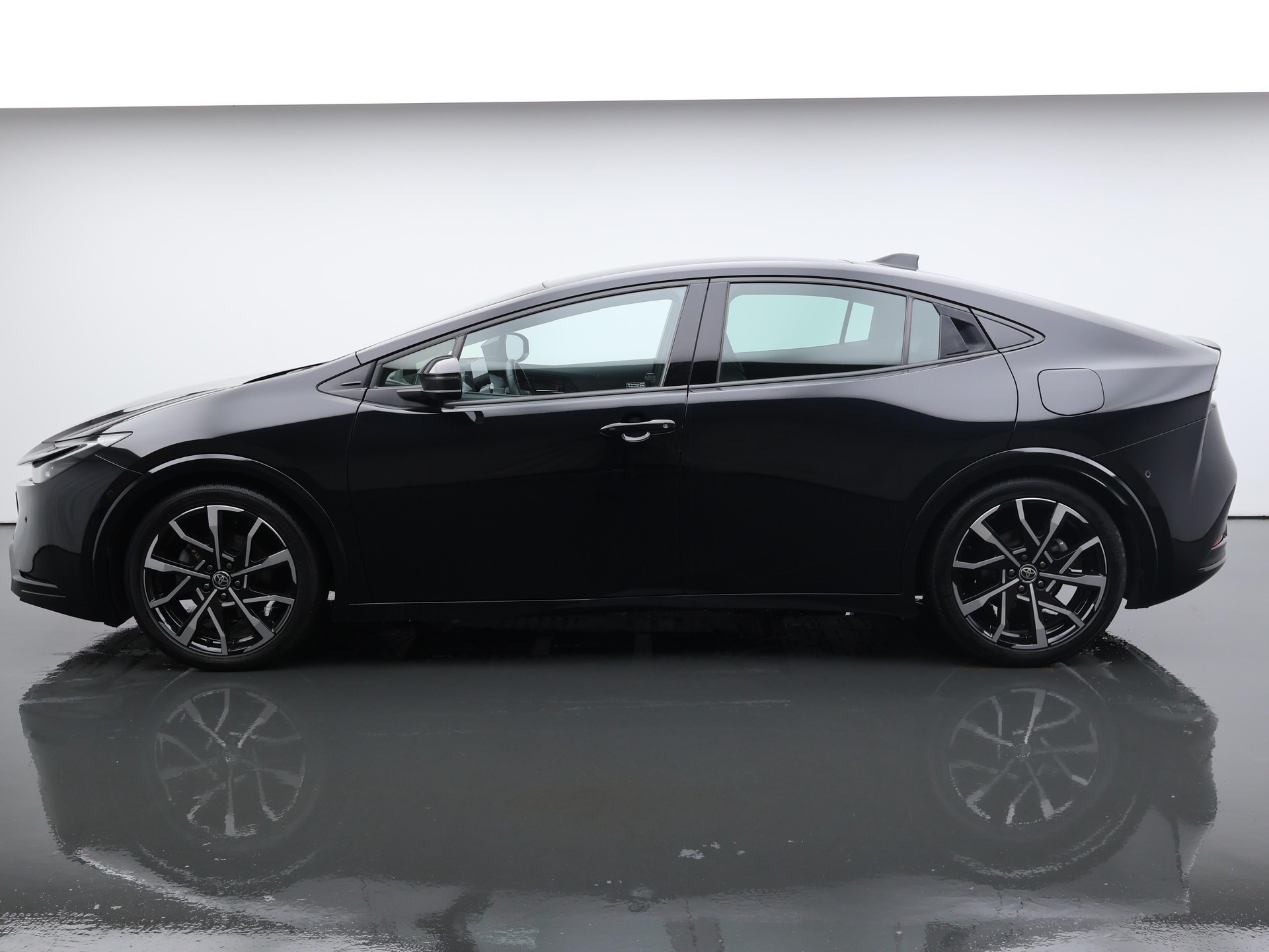 TOYOTA Prius 2.0 Plug-In-Hybrid Premium / Jetzt Leasing ab 0.99% oder Cash-Prämie CHF 3'000.00-showroom-element-2