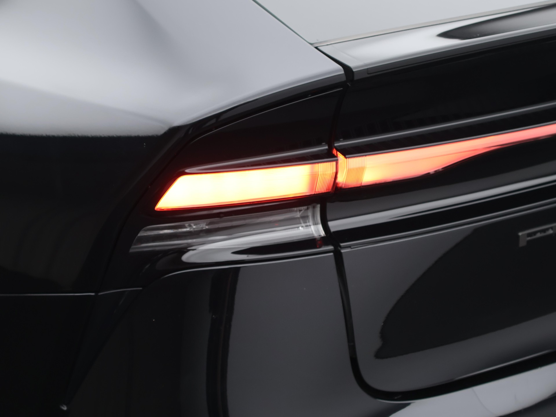 TOYOTA Prius 2.0 Plug-In-Hybrid Premium / Jetzt Leasing ab 0.99% oder Cash-Prämie CHF 3'000.00-image-17