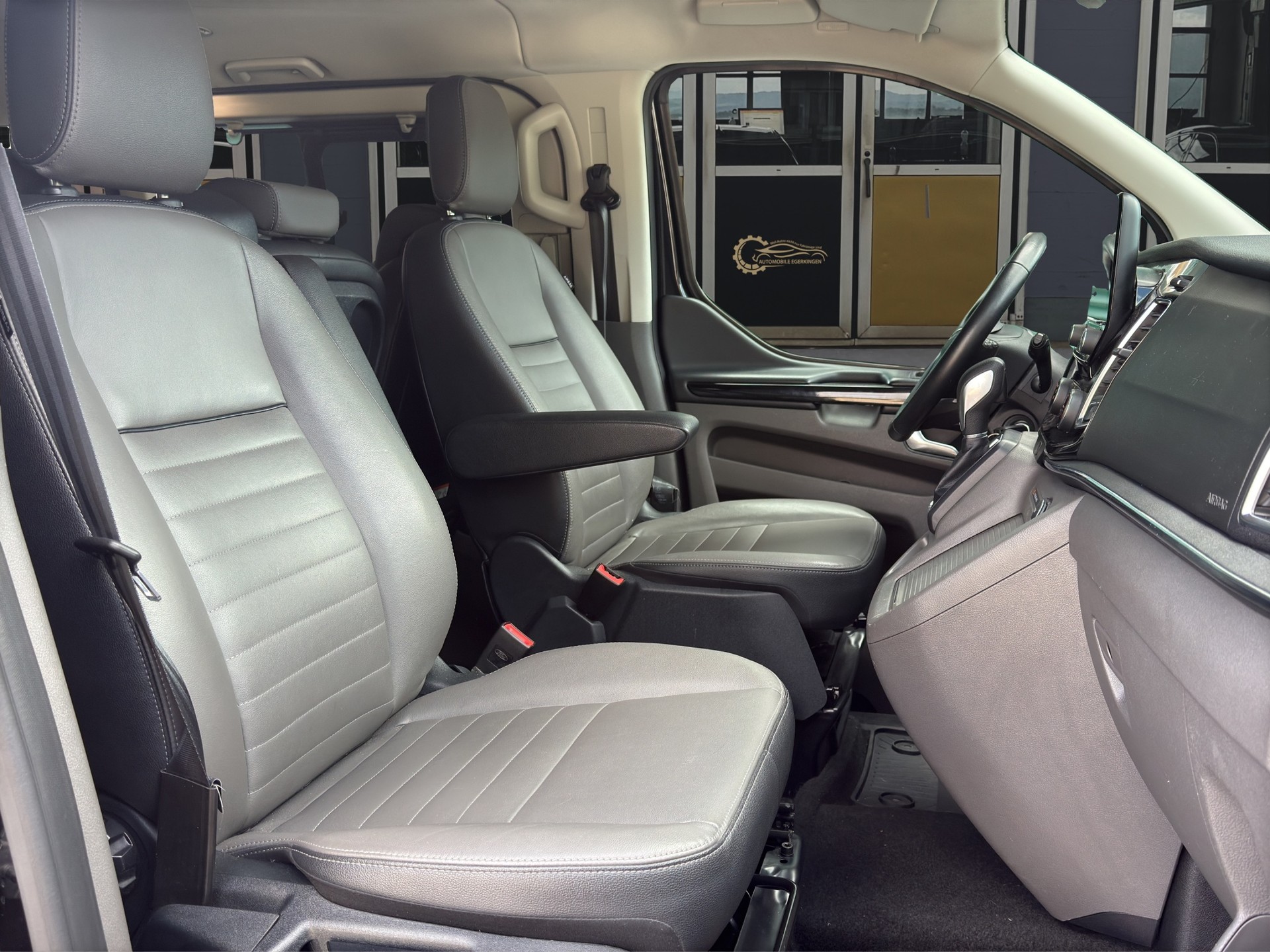 FORD Tourneo Custom 320 L2H1 Titanium X A-image-9