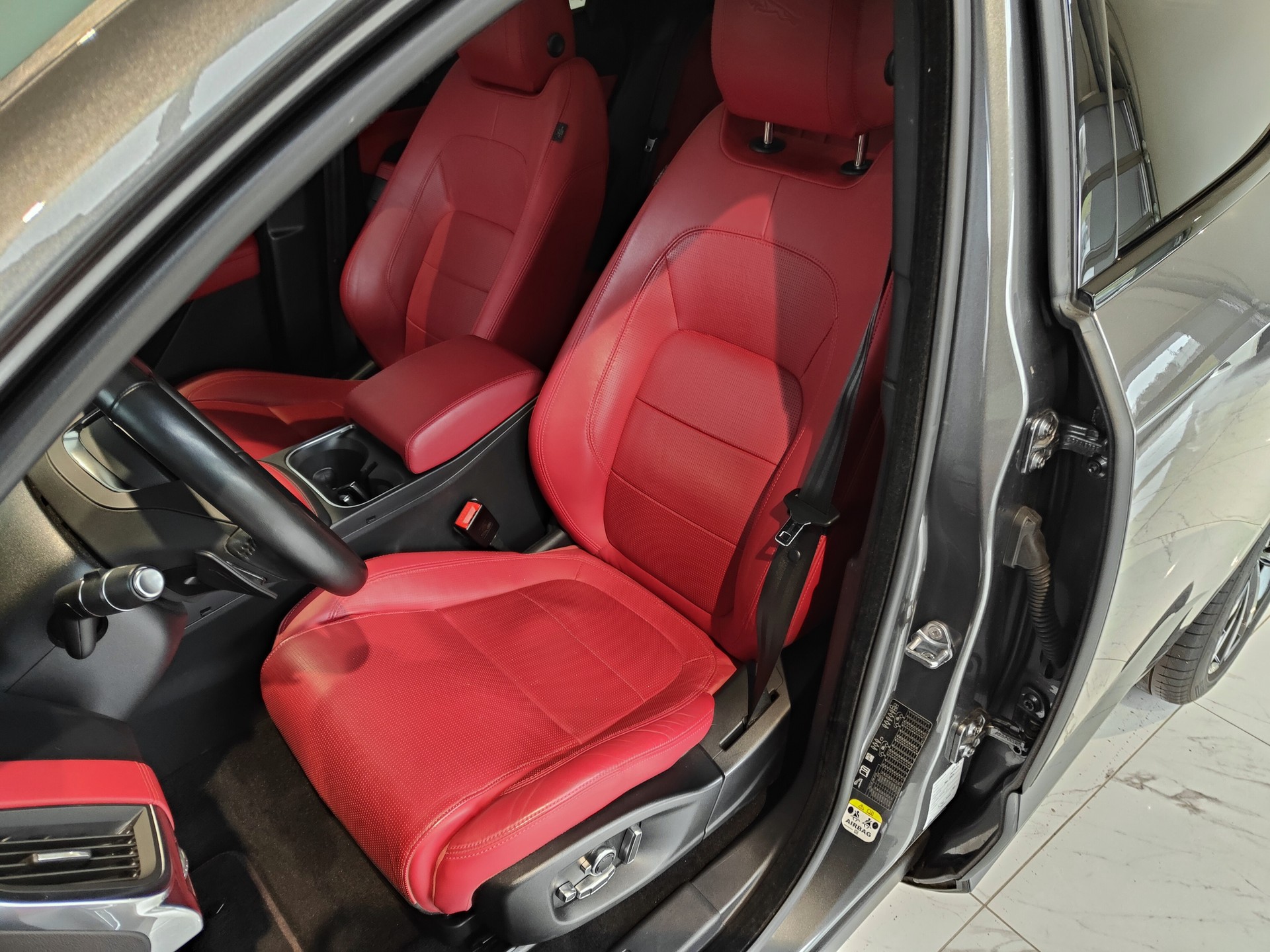 JAGUAR E-Pace 2.0d D240 R-Dynamic SE AWD Automatik-image-4