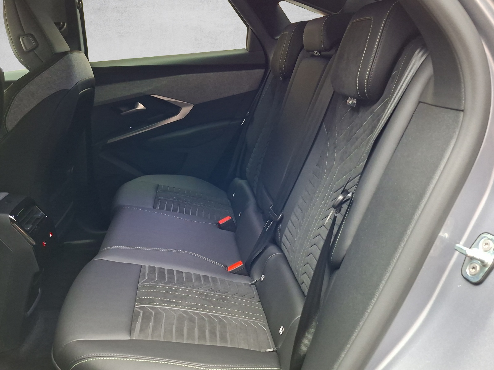 PEUGEOT 3008 1.6 PHEV 225 GT Exclusive-image-13