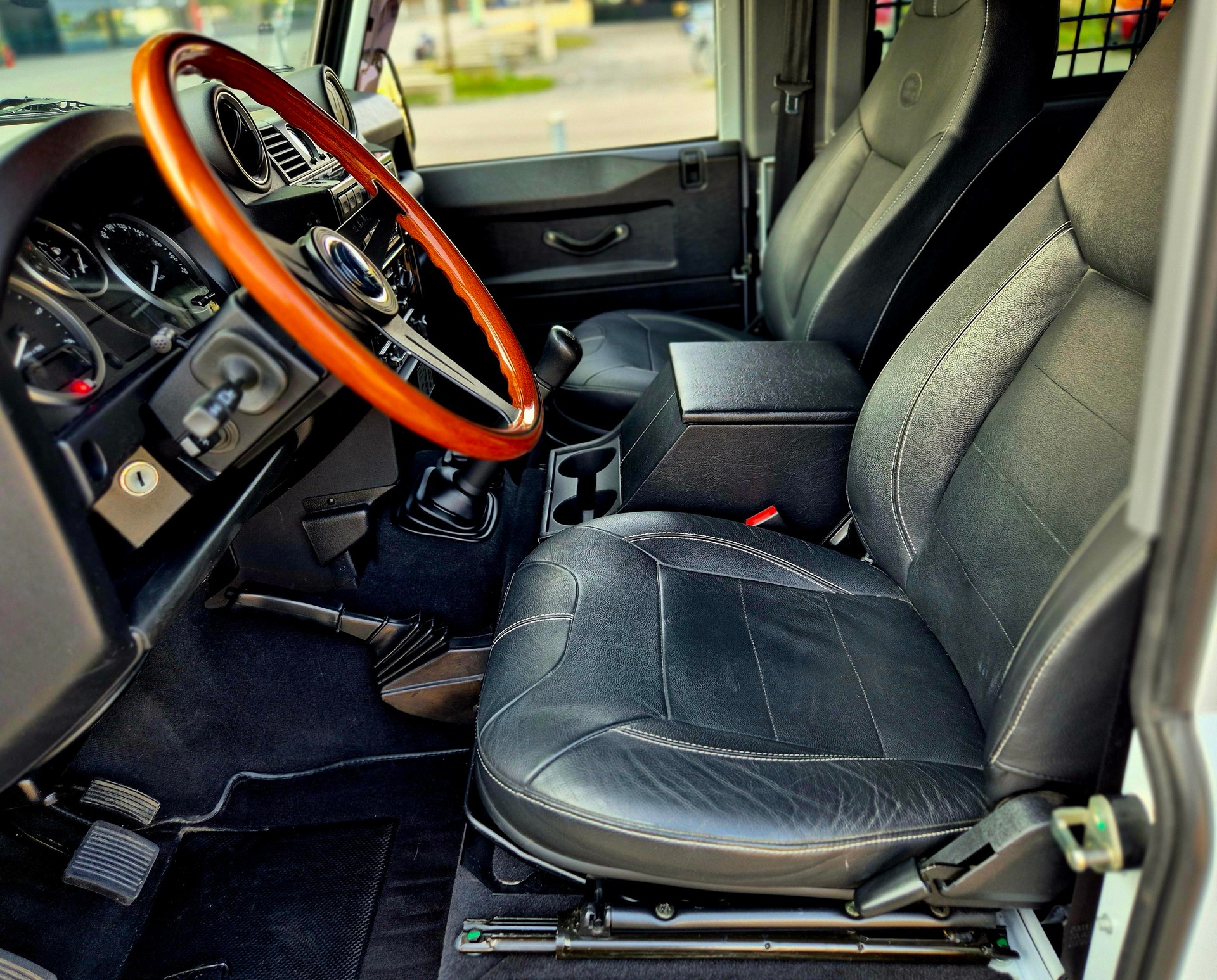 LAND ROVER Defender 90 2.2 TD4 Station Wagon SE-image-8