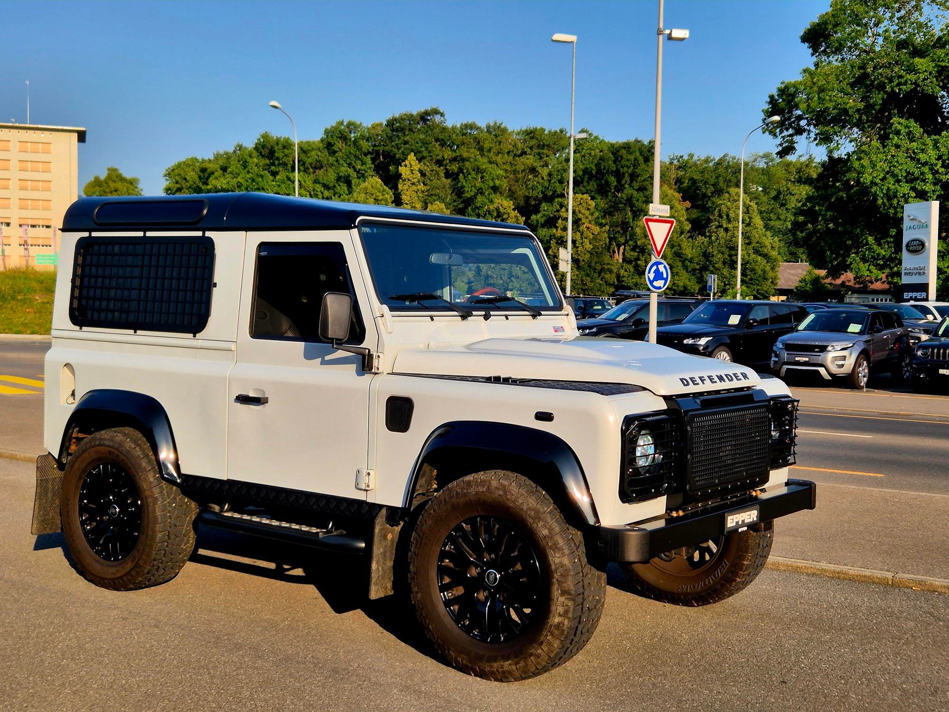 LAND ROVER Defender 90 2.2 TD4 Station Wagon SE-showroom-element-1