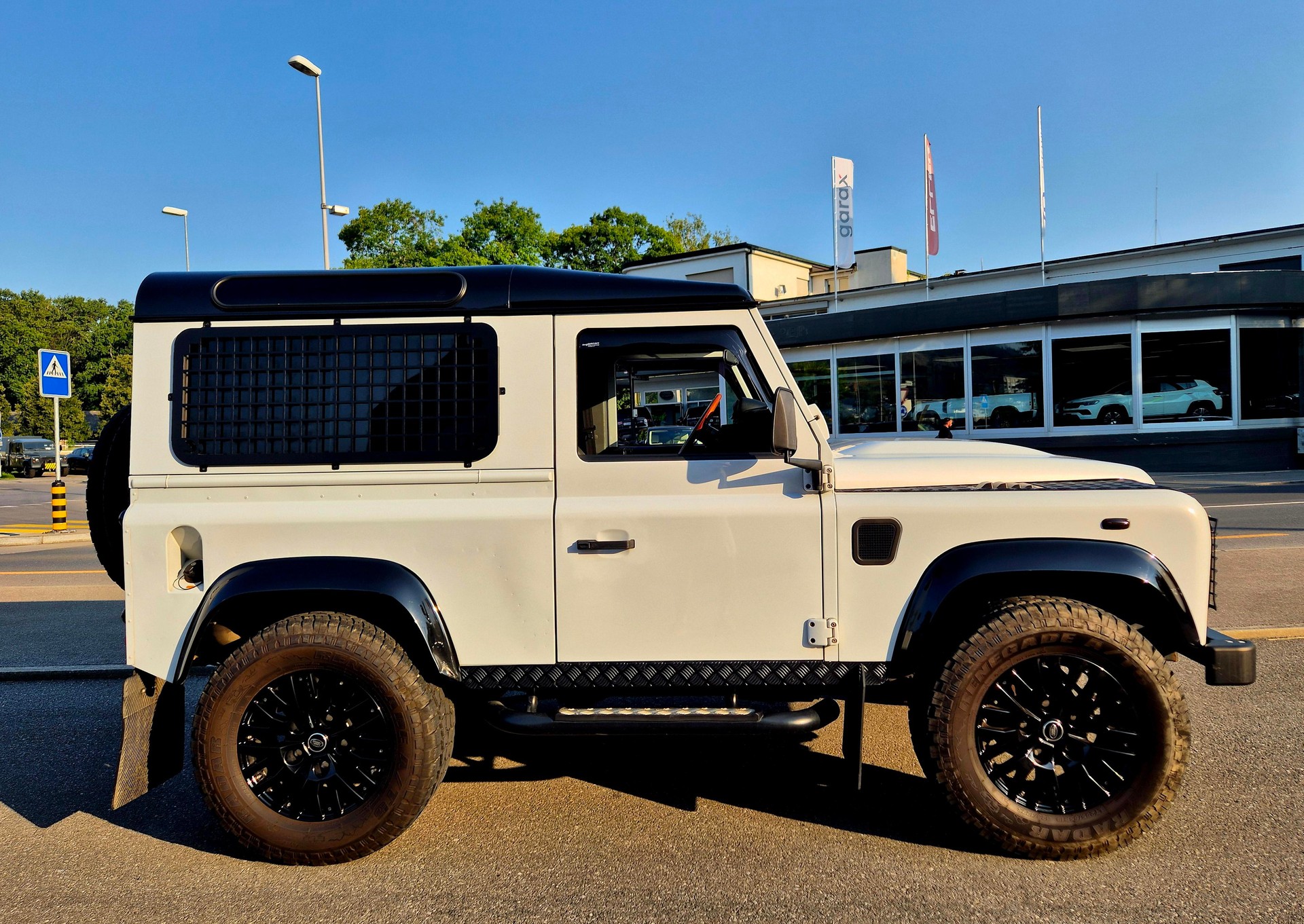 LAND ROVER Defender 90 2.2 TD4 Station Wagon SE-showroom-element-2