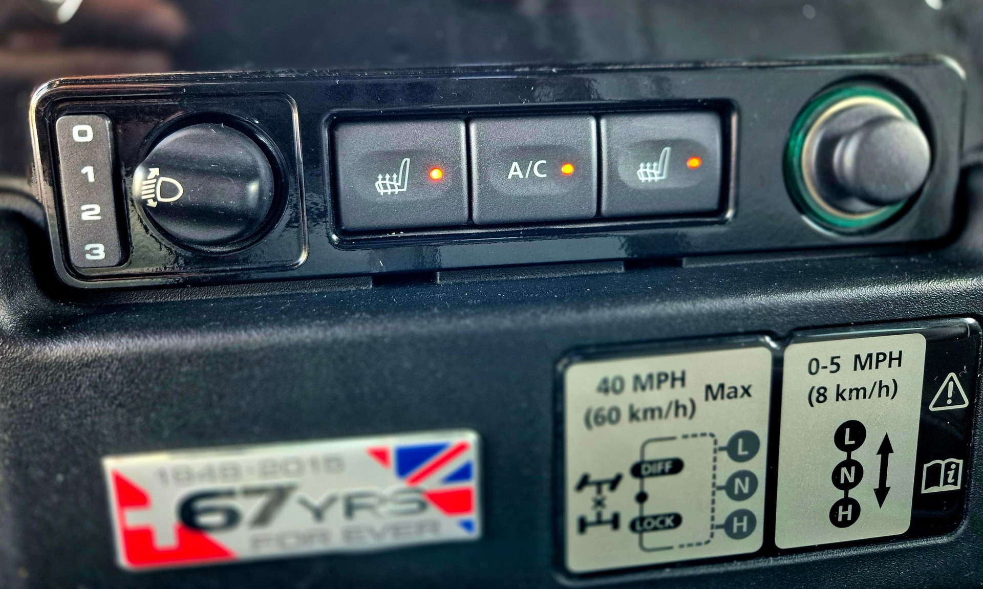 LAND ROVER Defender 90 2.2 TD4 Station Wagon SE-image-10