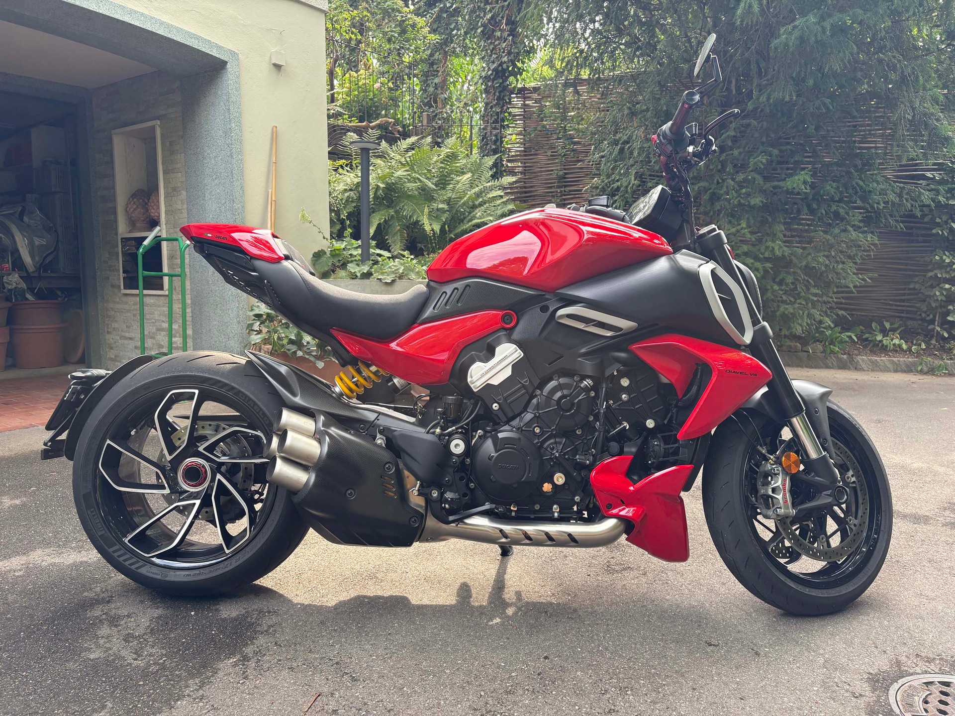 DUCATI Diavel V4-image-1