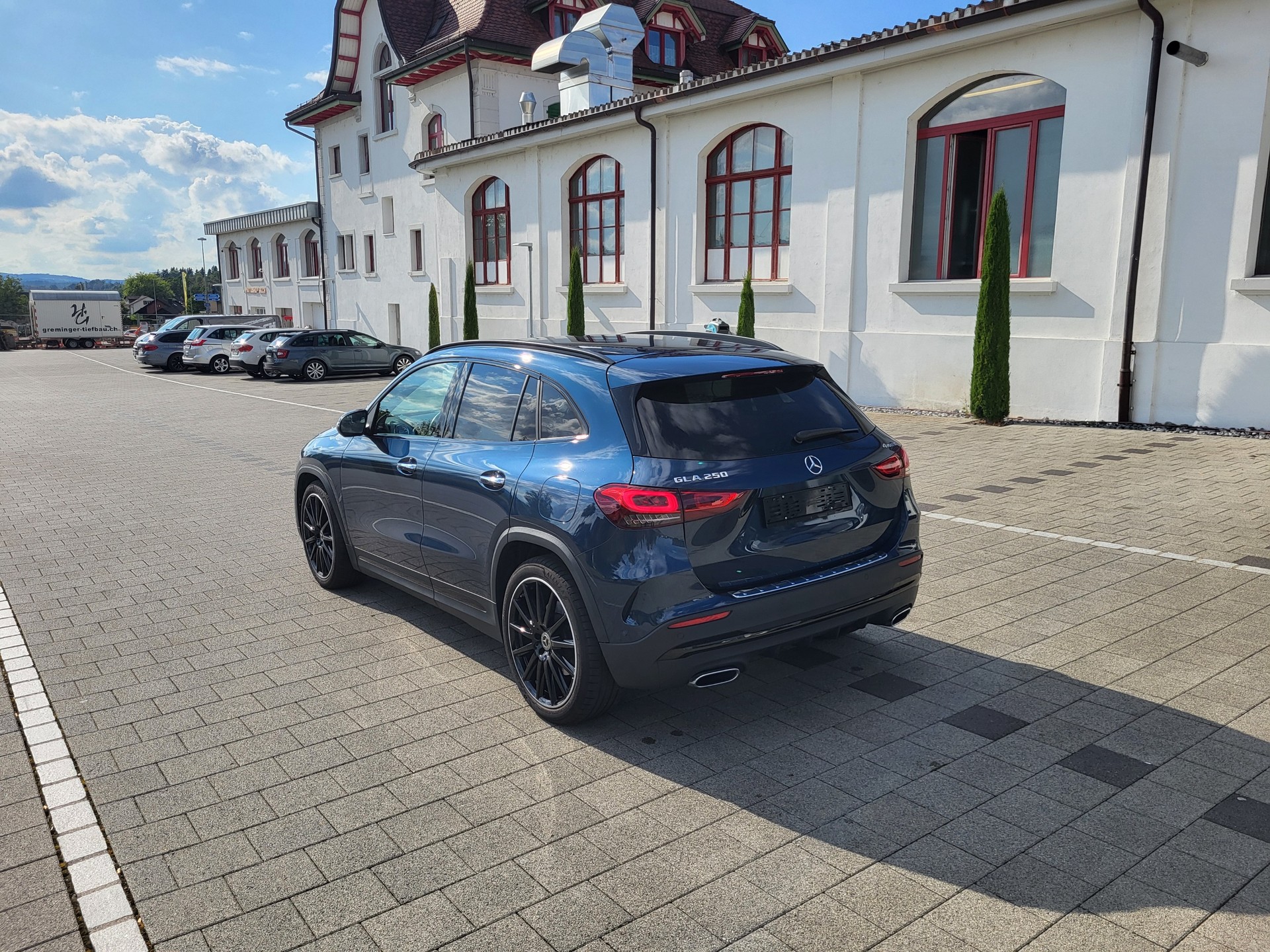 MERCEDES-BENZ GLA 250 4Matic AMG Line 8G-DCT-image-2