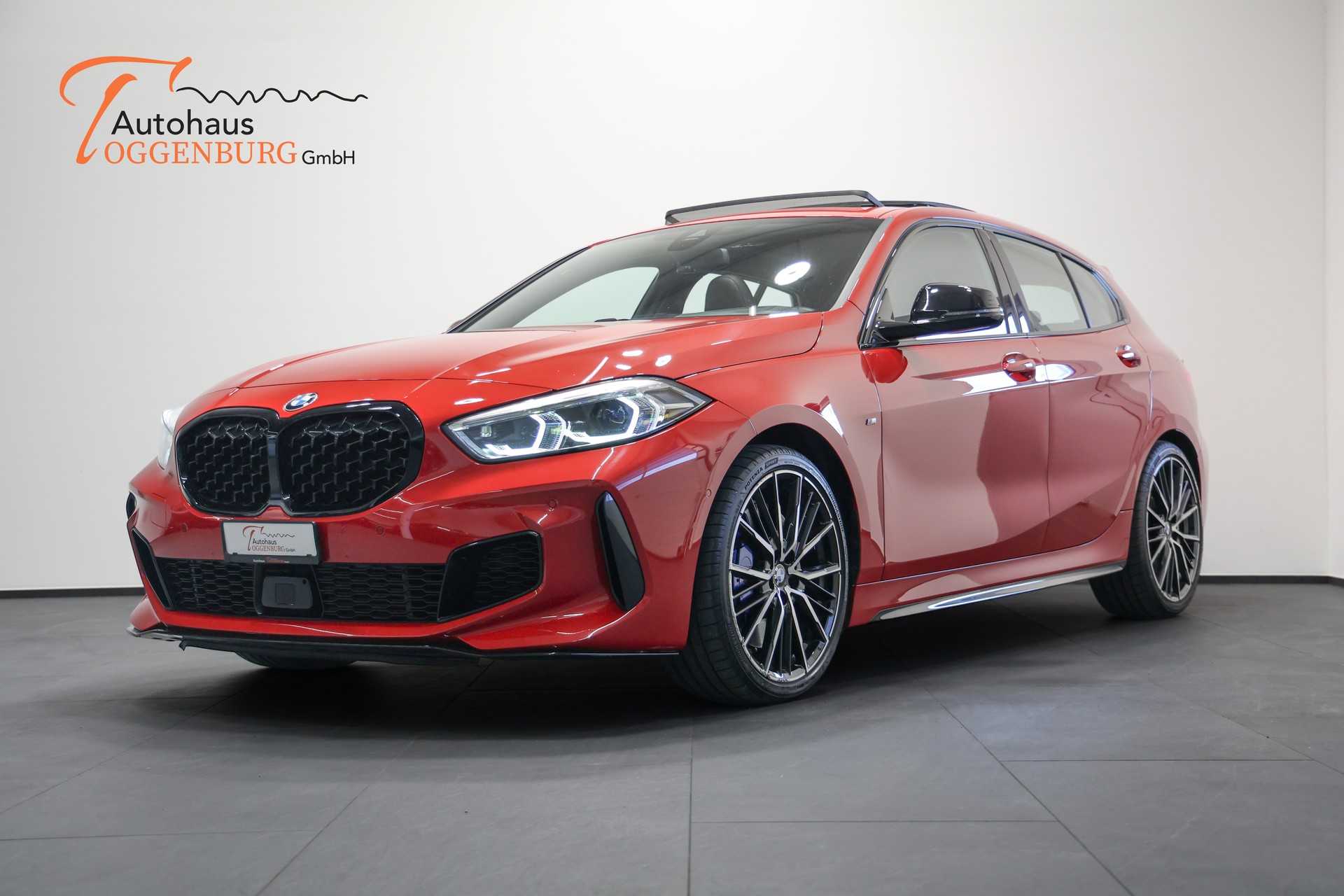 BMW M135i xDrive Steptronic *Vollausstattung*-showroom-element-3