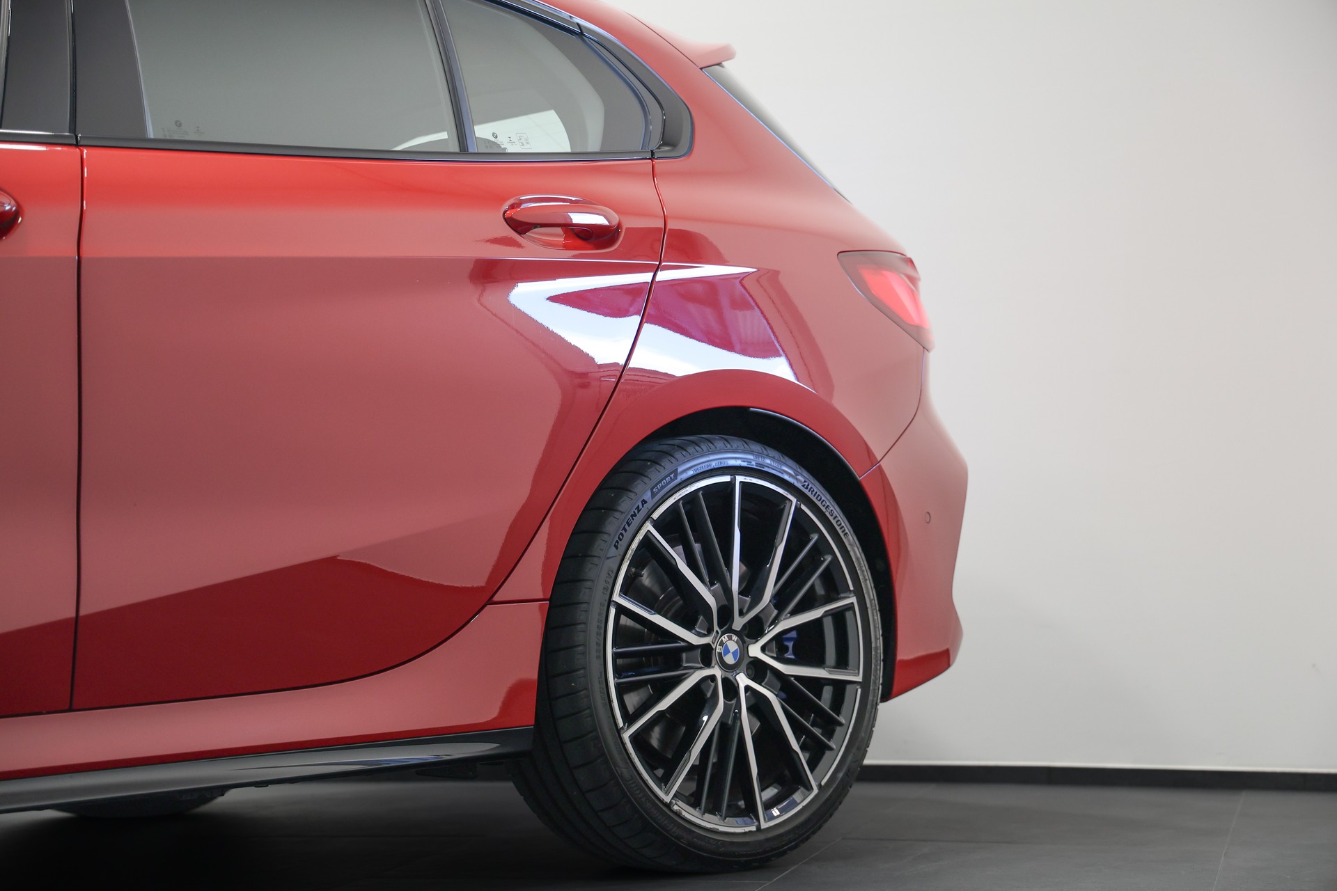 BMW M135i xDrive Steptronic *Vollausstattung*-image-9