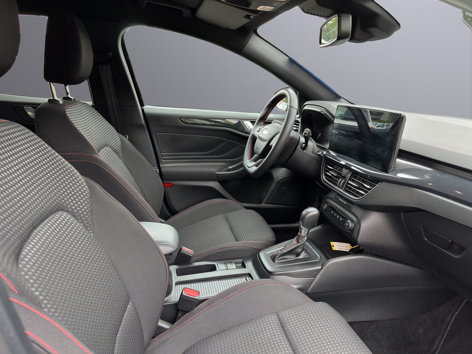 FORD Focus Station Wagon 1.0i EcoB Hybrid 155 ST-Line-image-11
