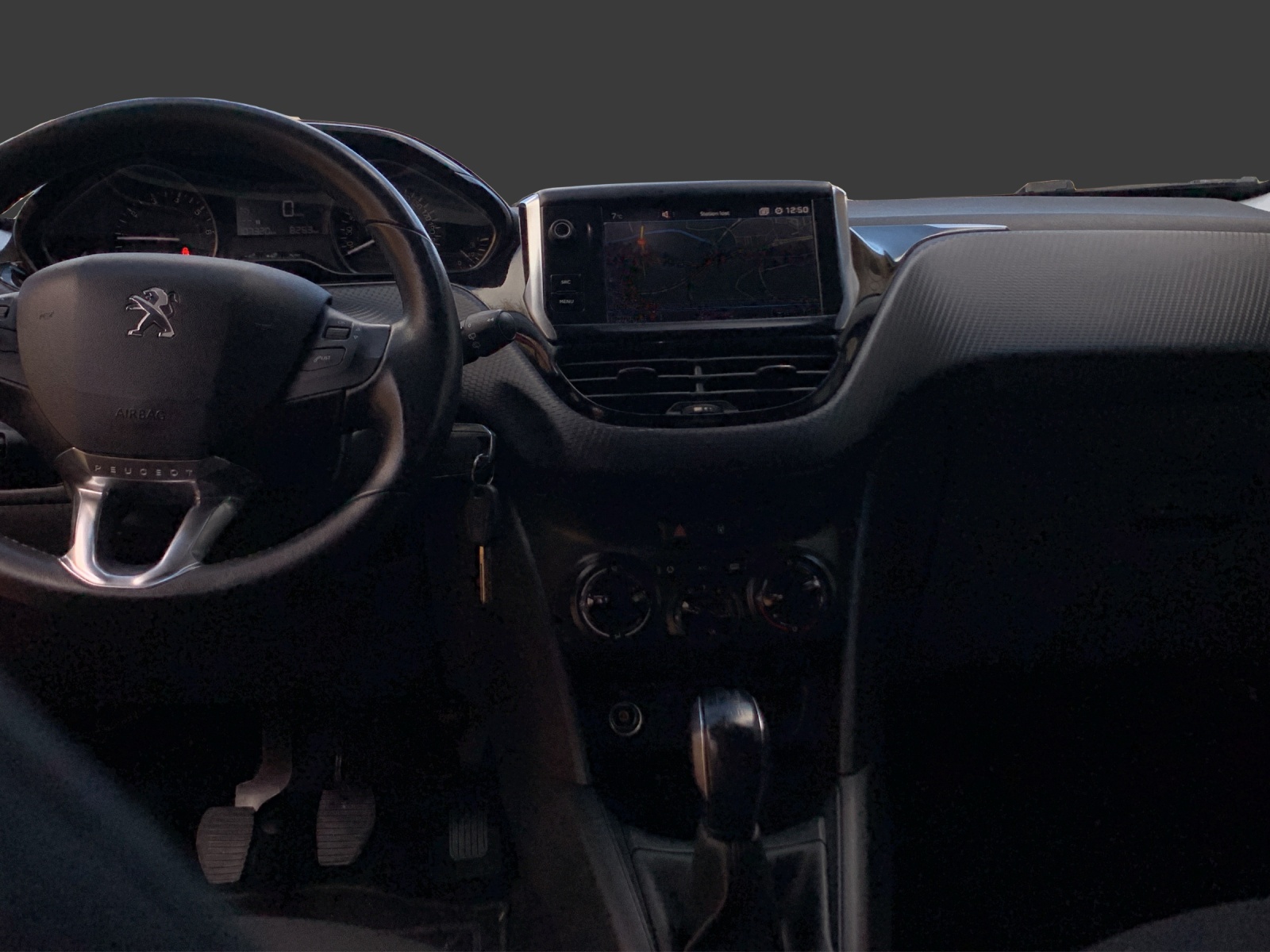 PEUGEOT 208 1.2 PureTech Signature-image-10