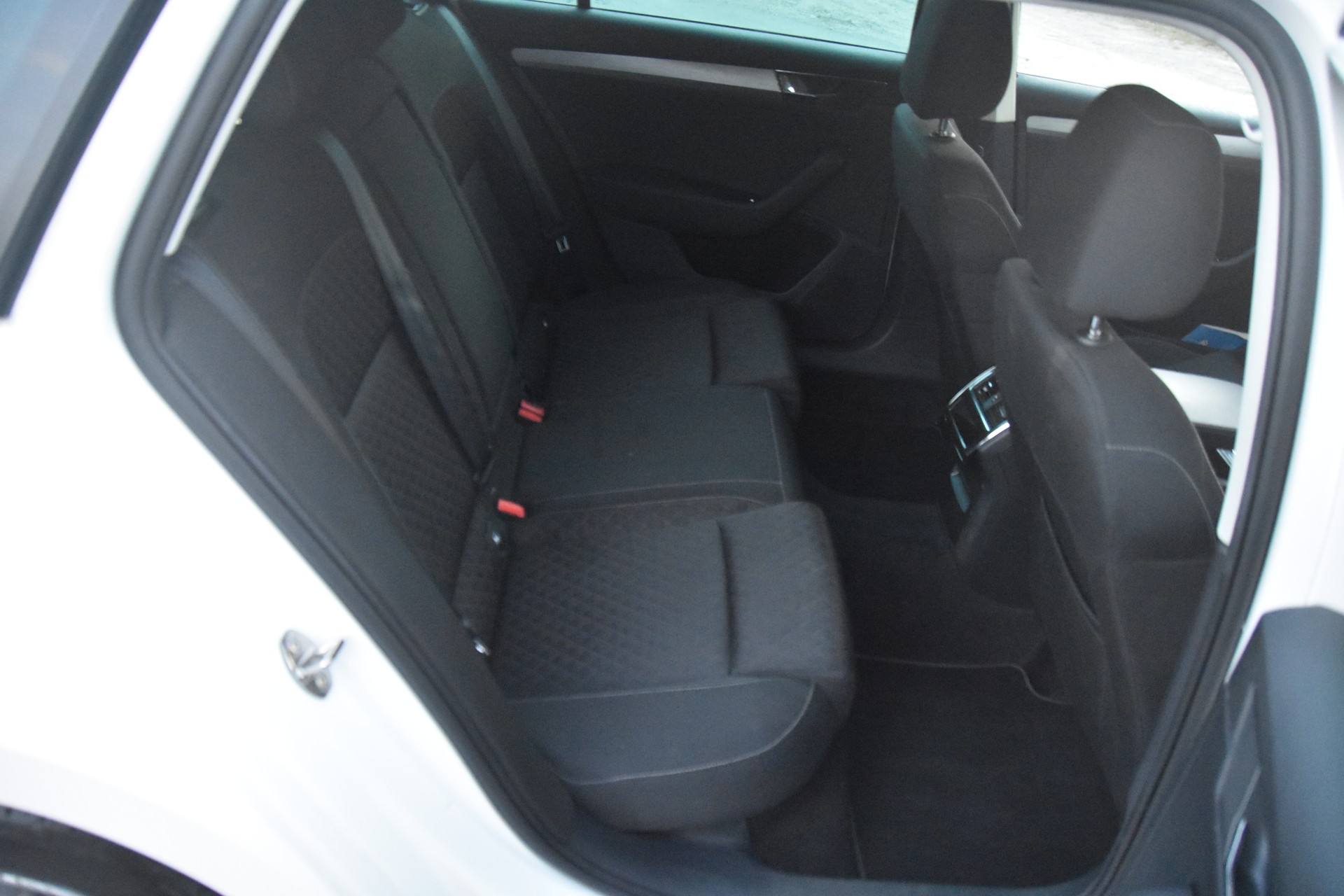 SKODA Superb Combi 2.0 TDi Ambition DSG-image-9