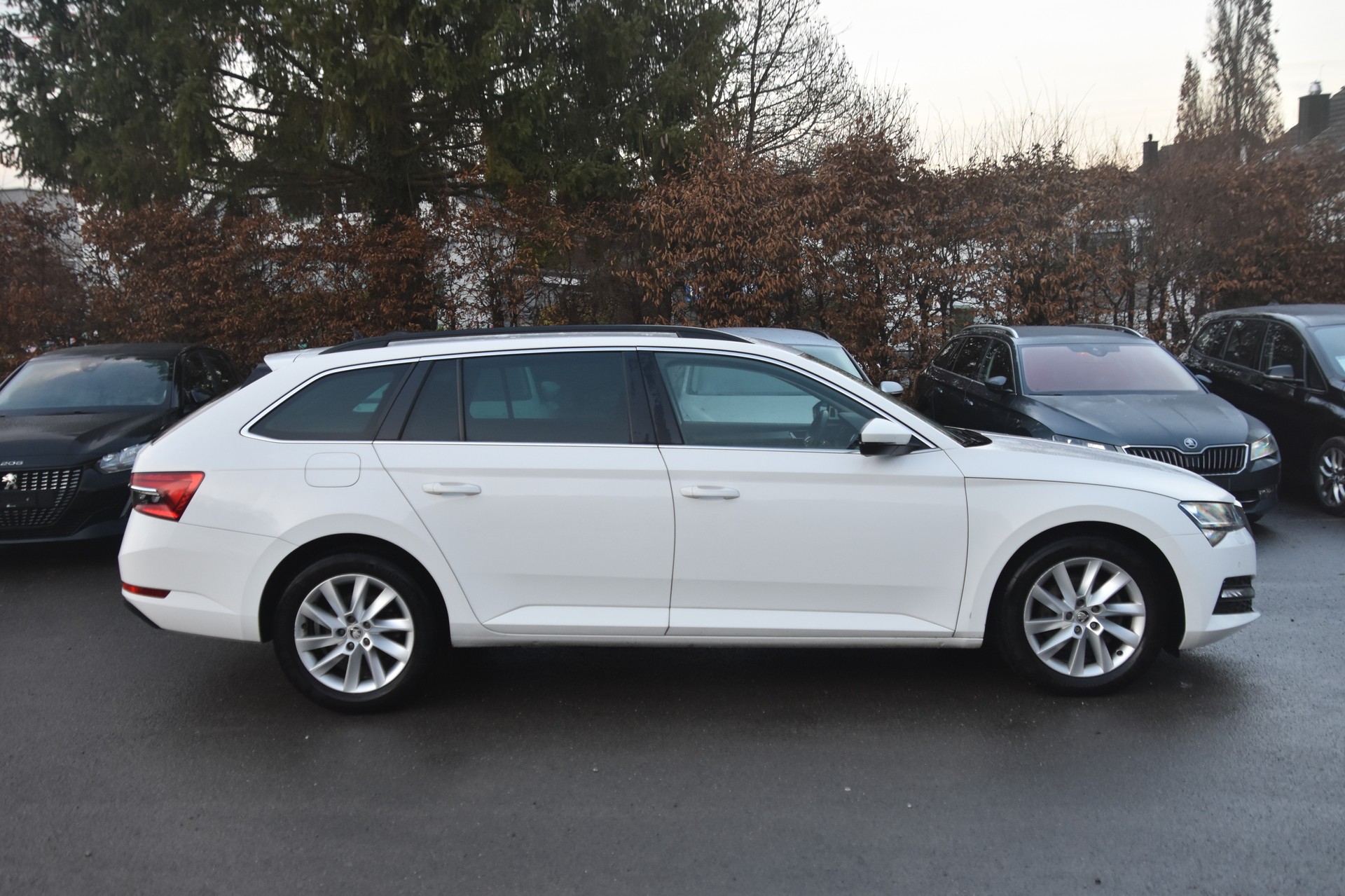 SKODA Superb Combi 2.0 TDi Ambition DSG-image-3