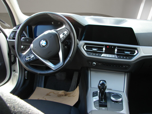 BMW 320d xDrive 48V Touring-image-12